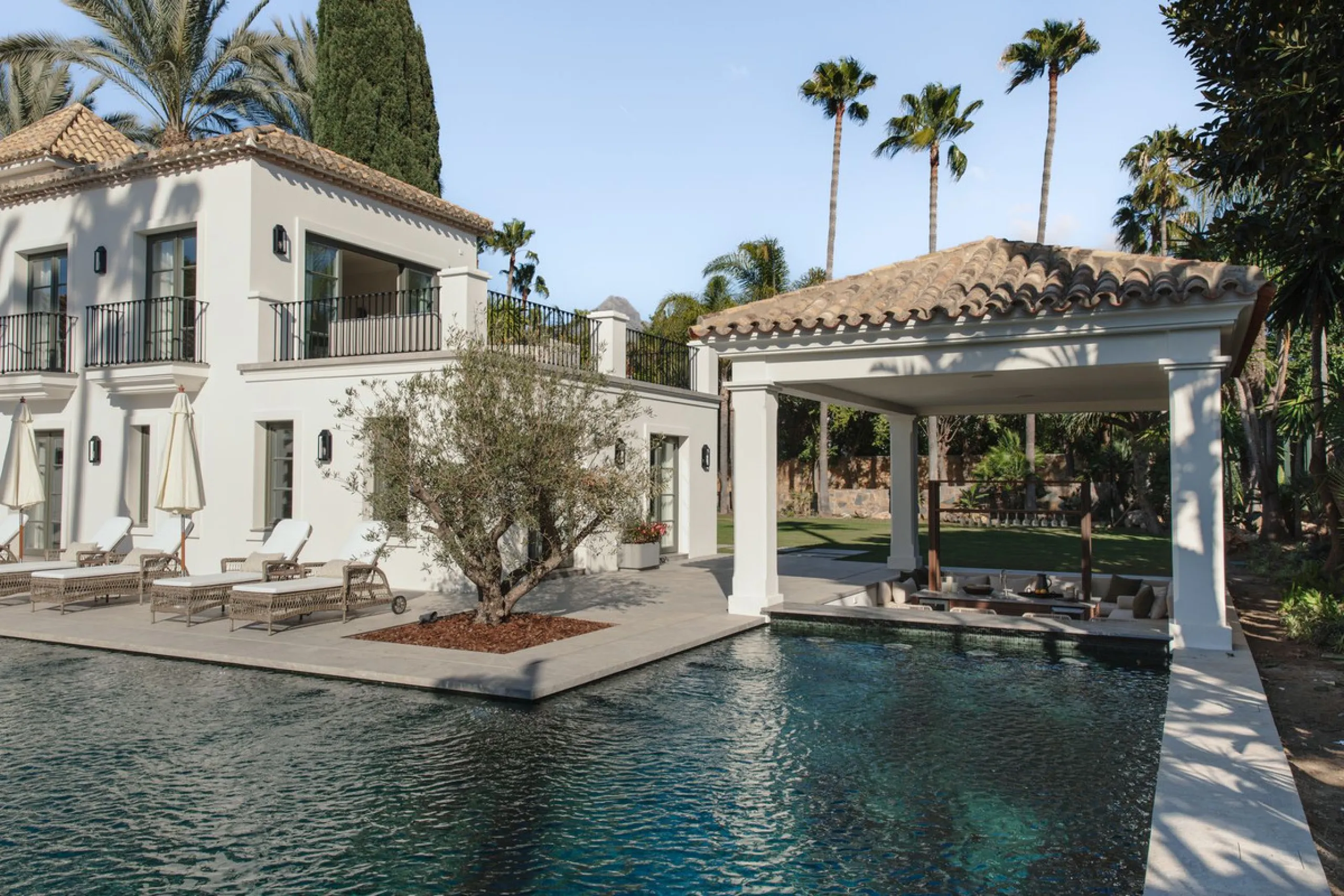 This outstanding property is a refined and soulful villa, thoughtfully crafted by renowned designers Puroform. Nestled in a prime location in Nueva Andalucía, this exquisite home perfectly blends sophisticated living with leisure and entertainment, offeri
