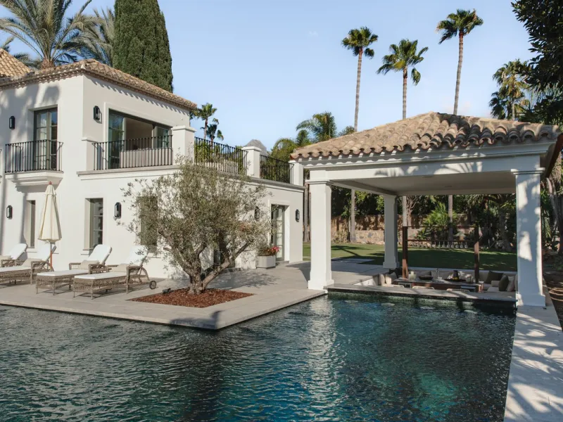 This outstanding property is a refined and soulful villa, thoughtfully crafted by renowned designers Puroform. Nestled in a prime location in Nueva Andalucía, this exquisite home perfectly blends sophisticated living with leisure and entertainment, offeri