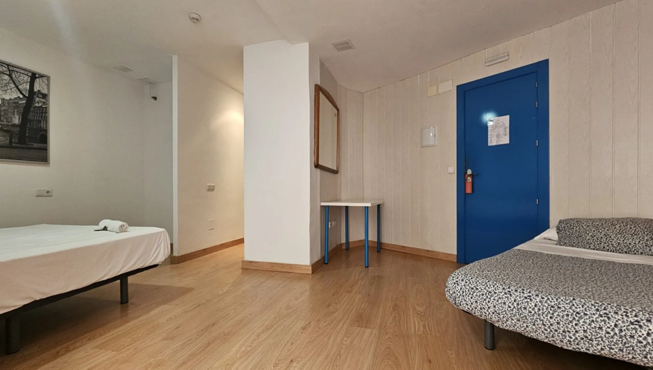 Boutique hotel located in the heart of Málaga, on a quiet street yet close to all services and amenities. It boasts 590 m² of built area and 13 rooms distributed over four floors, including a penthouse with a turret.