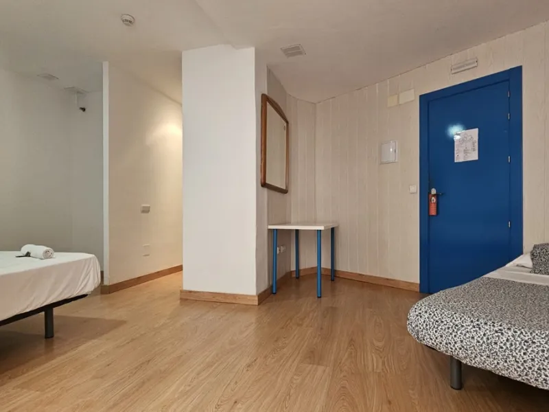 Boutique hotel located in the heart of Málaga, on a quiet street yet close to all services and amenities. It boasts 590 m² of built area and 13 rooms distributed over four floors, including a penthouse with a turret.