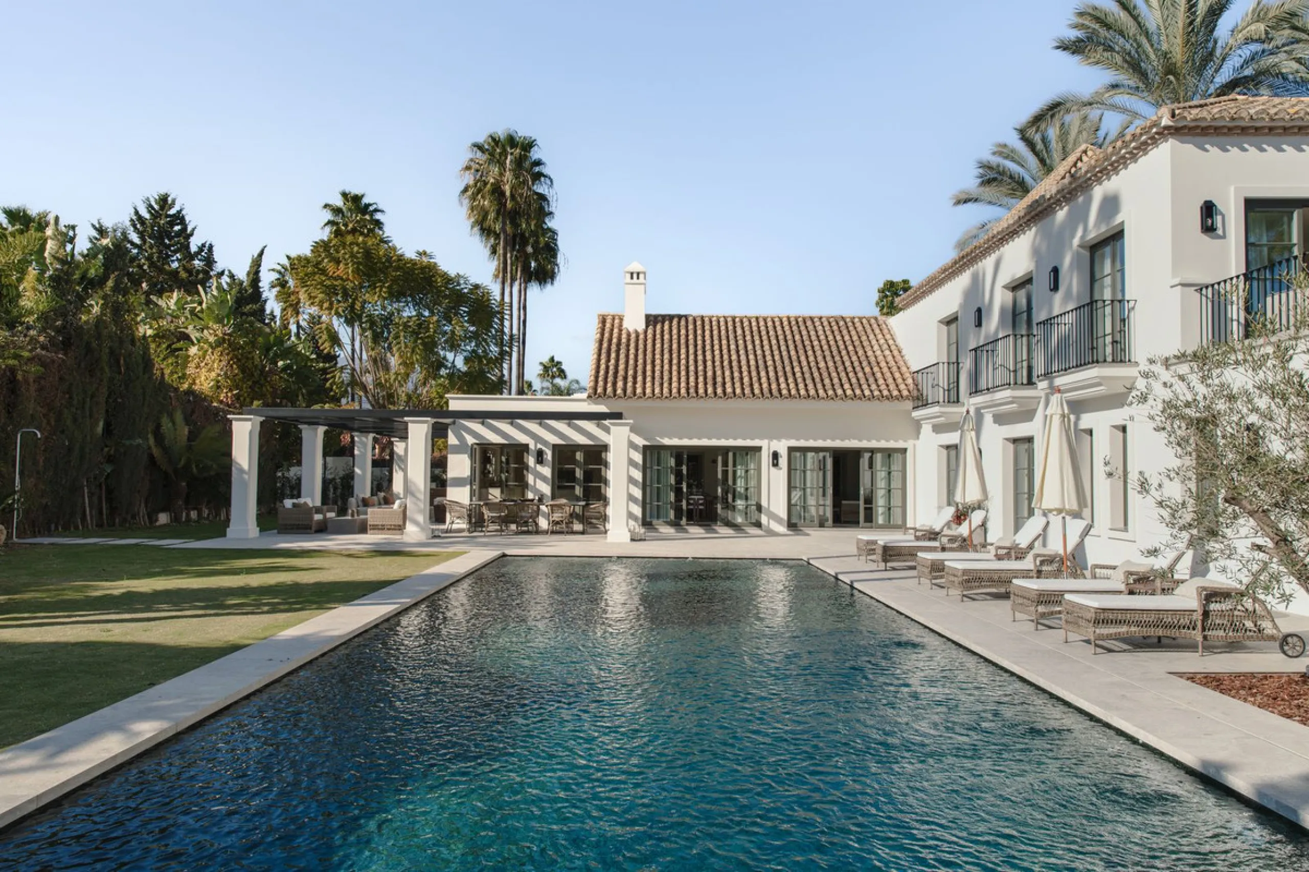 This outstanding property is a refined and soulful villa, thoughtfully crafted by renowned designers Puroform. Nestled in a prime location in Nueva Andalucía, this exquisite home perfectly blends sophisticated living with leisure and entertainment, offeri