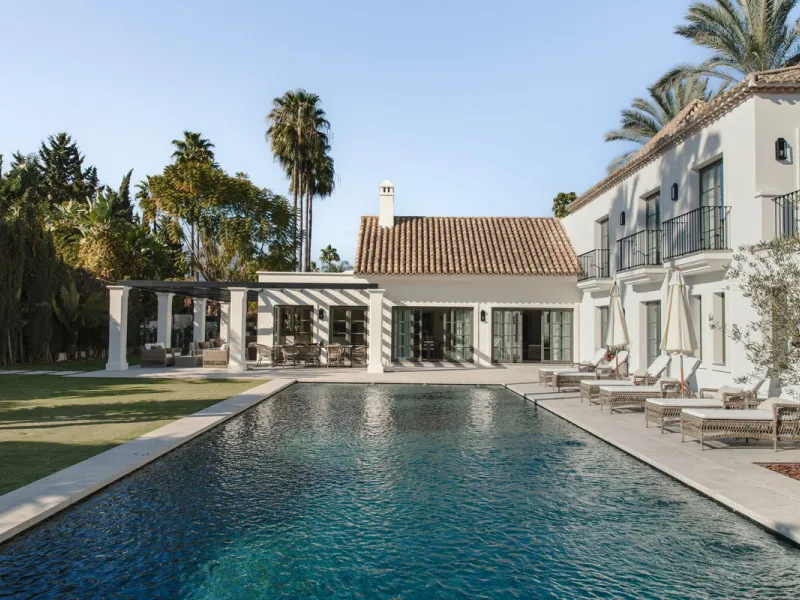 This outstanding property is a refined and soulful villa, thoughtfully crafted by renowned designers Puroform. Nestled in a prime location in Nueva Andalucía, this exquisite home perfectly blends sophisticated living with leisure and entertainment, offeri