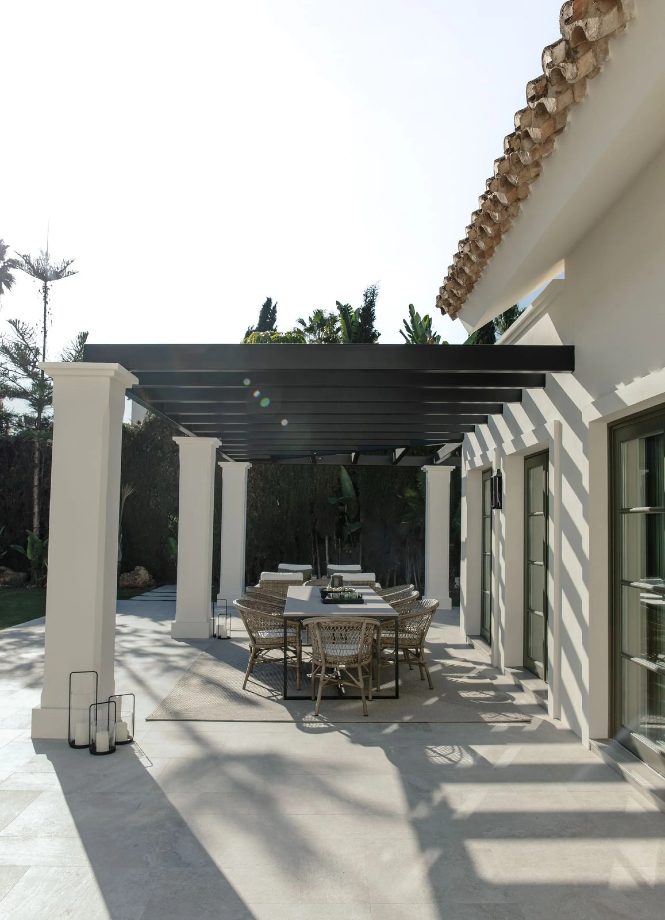 This outstanding property is a refined and soulful villa, thoughtfully crafted by renowned designers Puroform. Nestled in a prime location in Nueva Andalucía, this exquisite home perfectly blends sophisticated living with leisure and entertainment, offeri