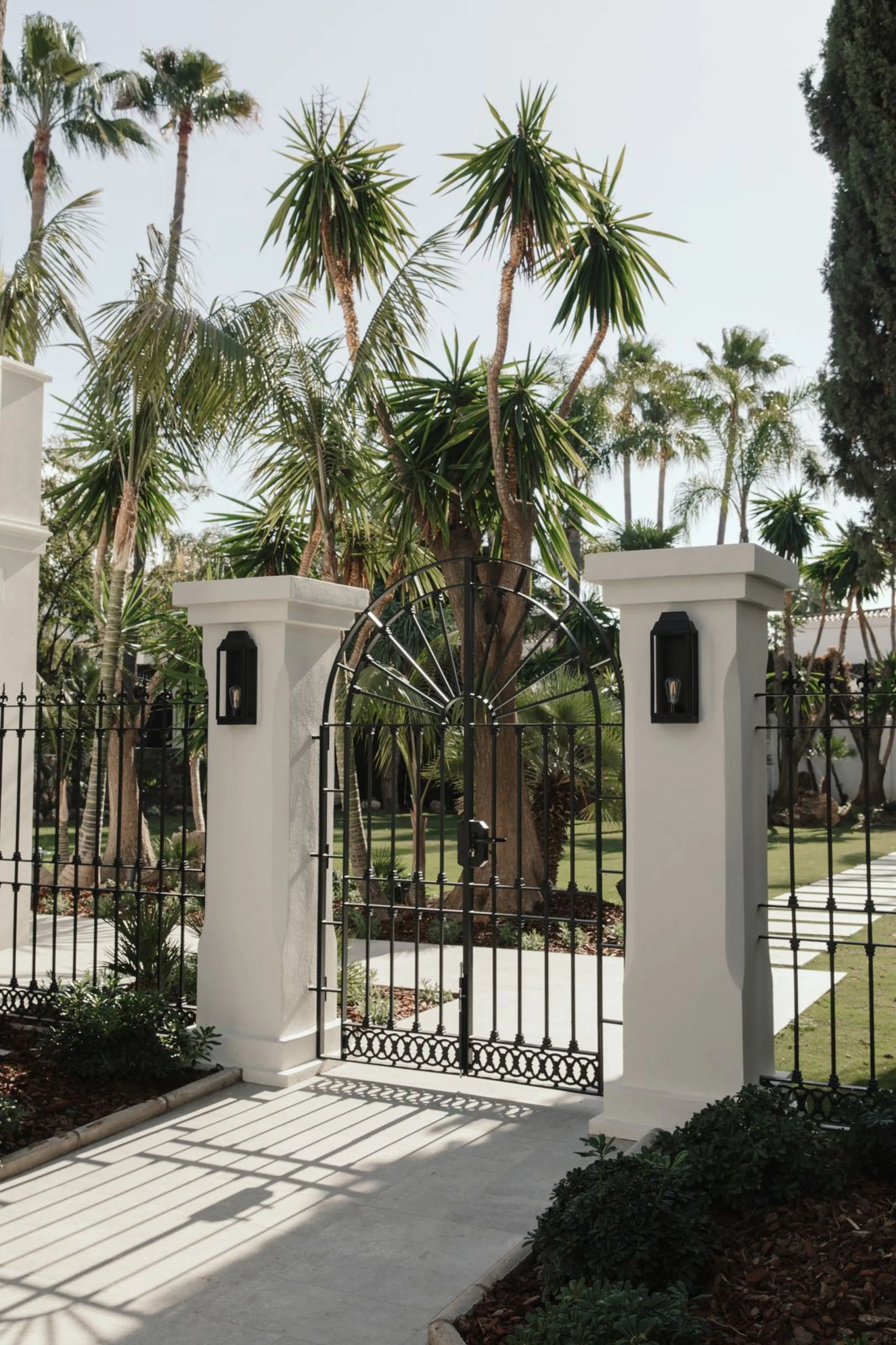 This outstanding property is a refined and soulful villa, thoughtfully crafted by renowned designers Puroform. Nestled in a prime location in Nueva Andalucía, this exquisite home perfectly blends sophisticated living with leisure and entertainment, offeri