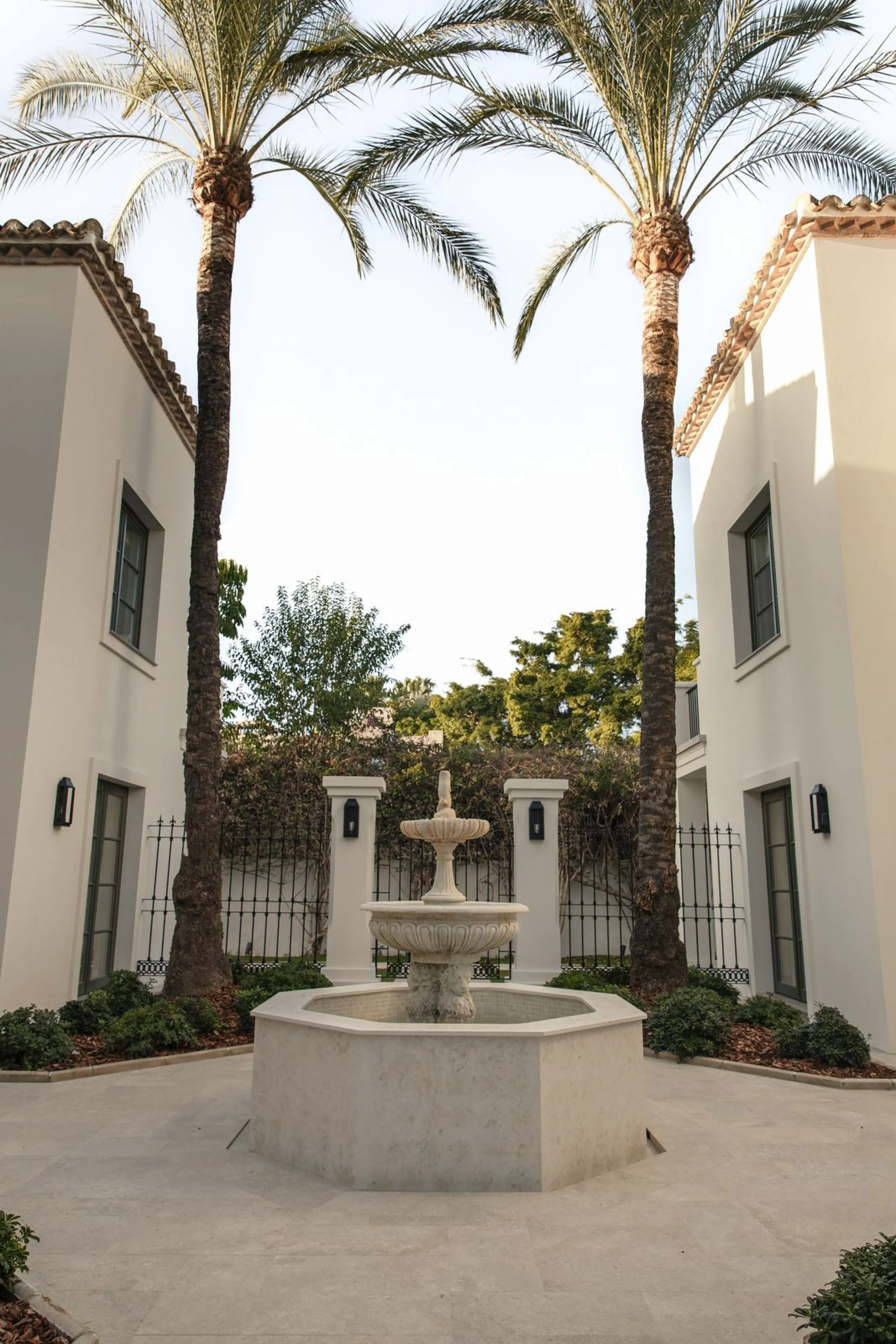 This outstanding property is a refined and soulful villa, thoughtfully crafted by renowned designers Puroform. Nestled in a prime location in Nueva Andalucía, this exquisite home perfectly blends sophisticated living with leisure and entertainment, offeri