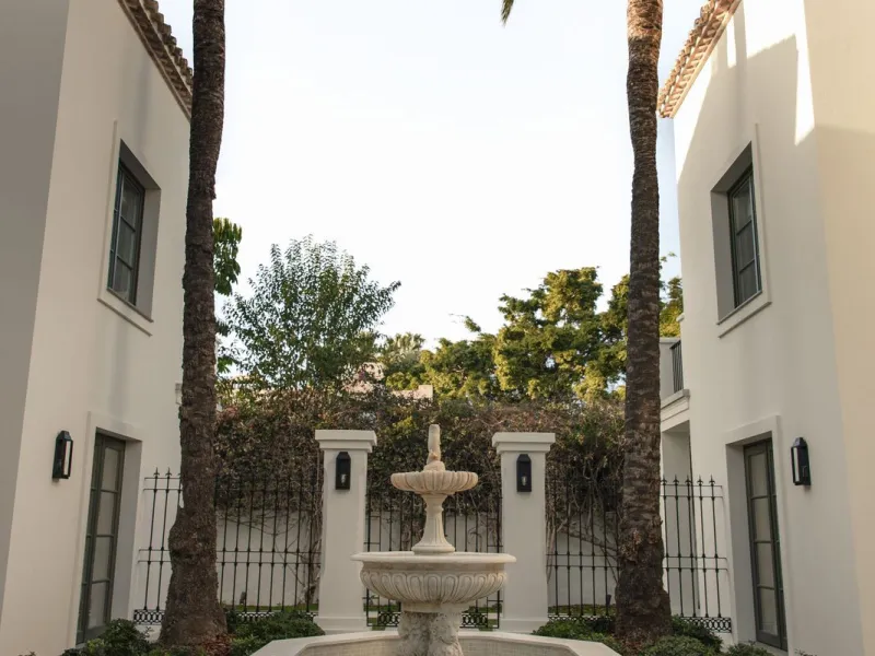 This outstanding property is a refined and soulful villa, thoughtfully crafted by renowned designers Puroform. Nestled in a prime location in Nueva Andalucía, this exquisite home perfectly blends sophisticated living with leisure and entertainment, offeri