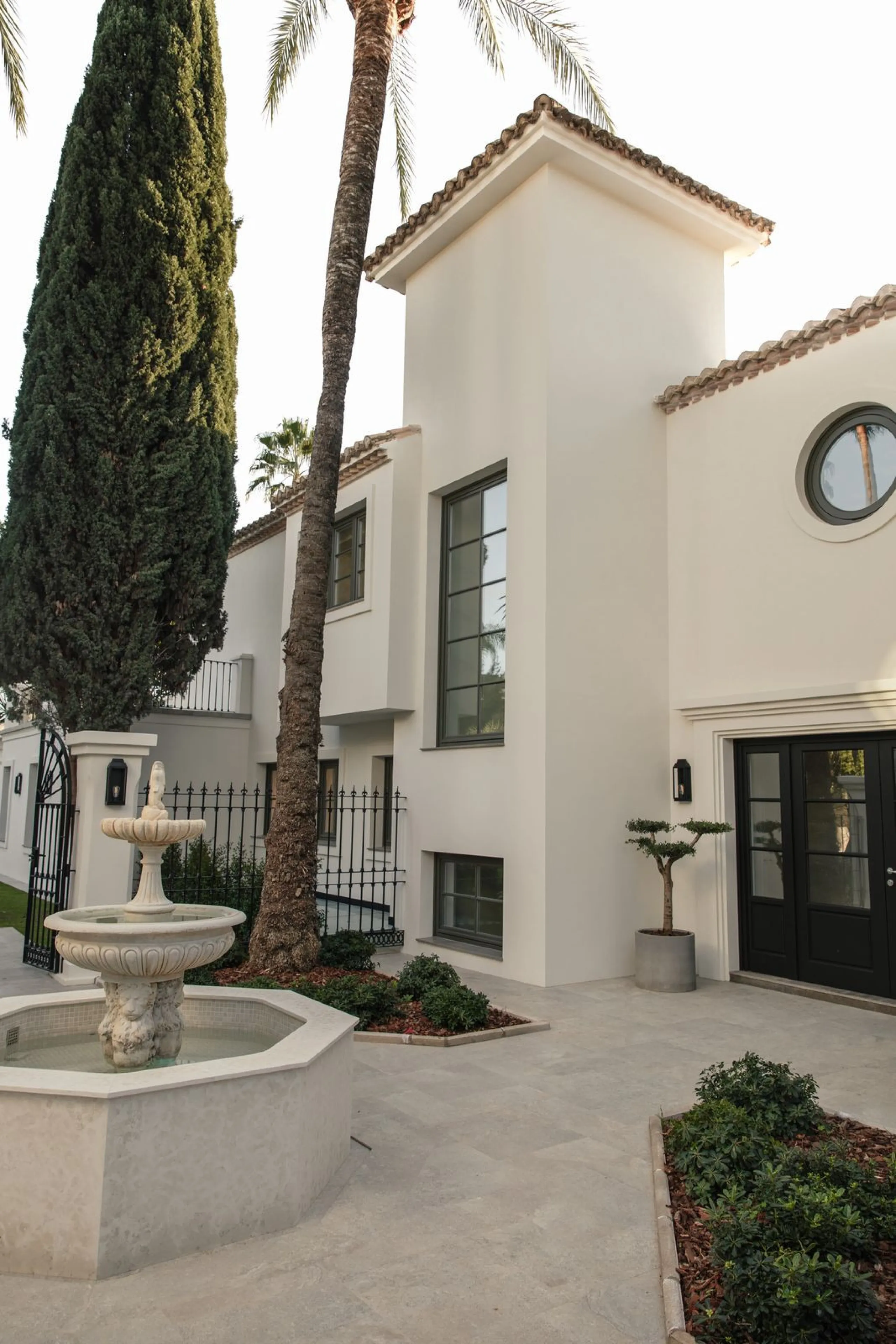 This outstanding property is a refined and soulful villa, thoughtfully crafted by renowned designers Puroform. Nestled in a prime location in Nueva Andalucía, this exquisite home perfectly blends sophisticated living with leisure and entertainment, offeri