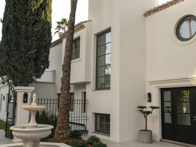 This outstanding property is a refined and soulful villa, thoughtfully crafted by renowned designers Puroform. Nestled in a prime location in Nueva Andalucía, this exquisite home perfectly blends sophisticated living with leisure and entertainment, offeri