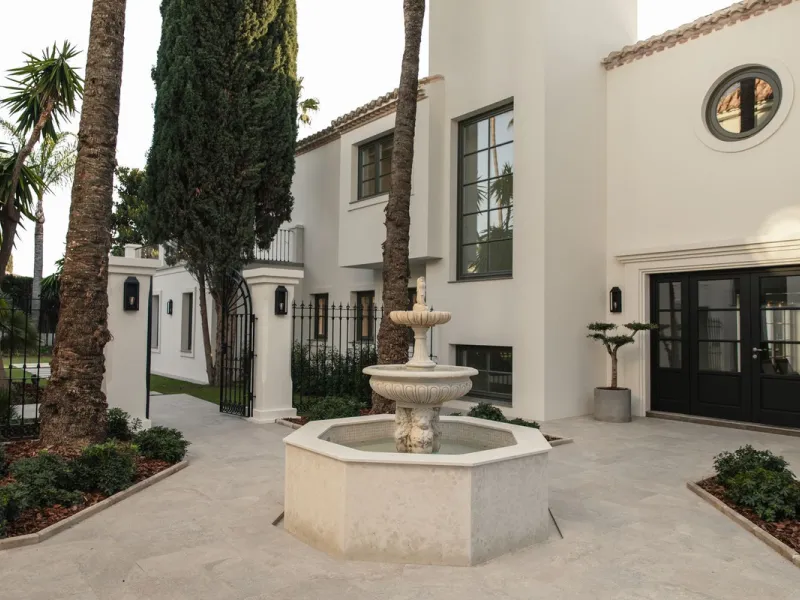 This outstanding property is a refined and soulful villa, thoughtfully crafted by renowned designers Puroform. Nestled in a prime location in Nueva Andalucía, this exquisite home perfectly blends sophisticated living with leisure and entertainment, offeri