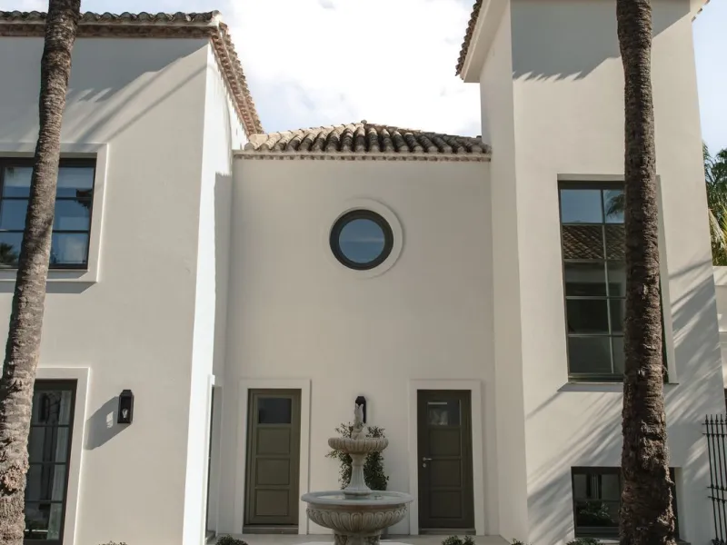 This outstanding property is a refined and soulful villa, thoughtfully crafted by renowned designers Puroform. Nestled in a prime location in Nueva Andalucía, this exquisite home perfectly blends sophisticated living with leisure and entertainment, offeri