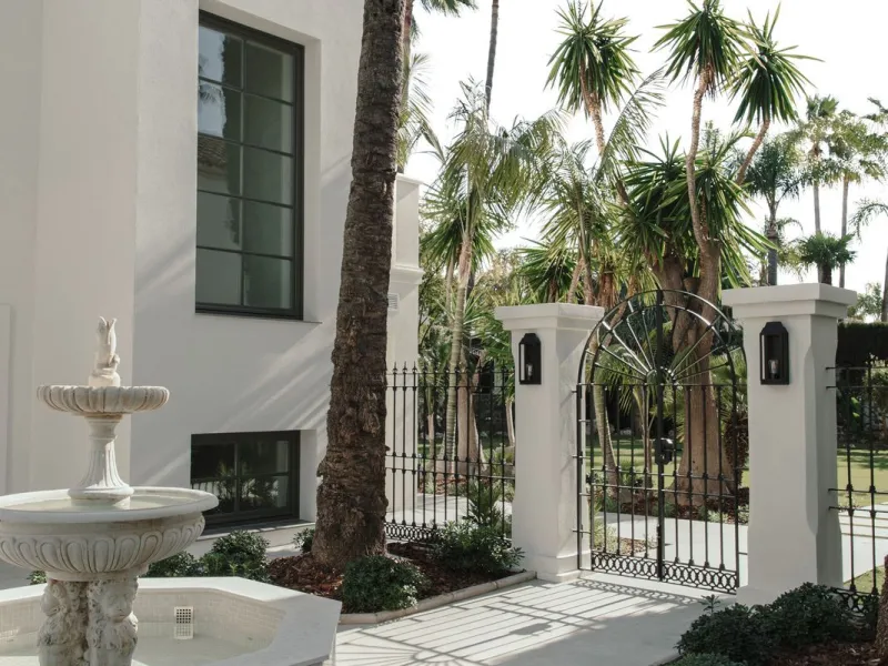 This outstanding property is a refined and soulful villa, thoughtfully crafted by renowned designers Puroform. Nestled in a prime location in Nueva Andalucía, this exquisite home perfectly blends sophisticated living with leisure and entertainment, offeri