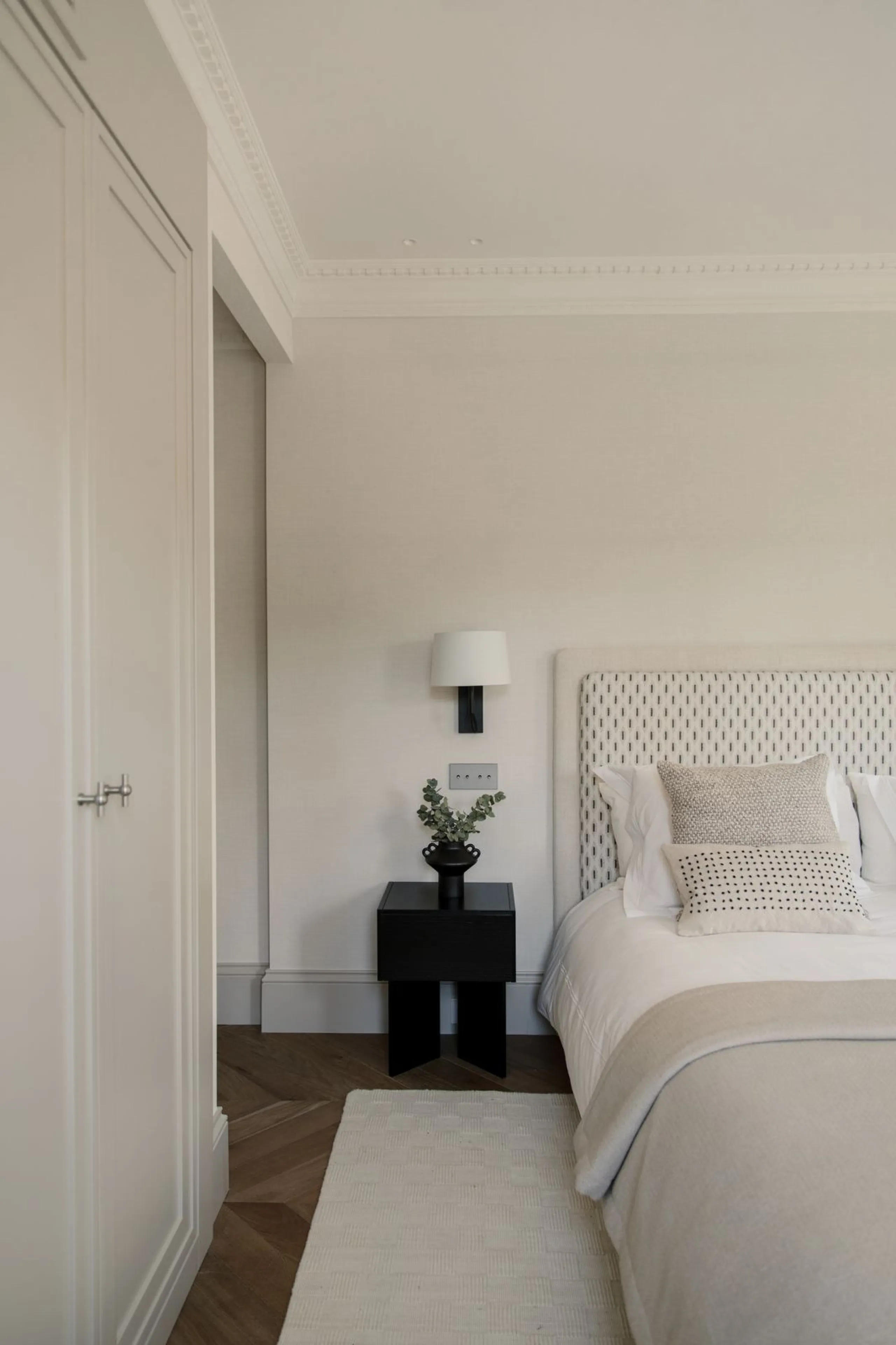 This outstanding property is a refined and soulful villa, thoughtfully crafted by renowned designers Puroform. Nestled in a prime location in Nueva Andalucía, this exquisite home perfectly blends sophisticated living with leisure and entertainment, offeri