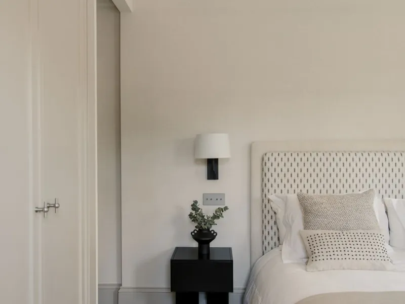 This outstanding property is a refined and soulful villa, thoughtfully crafted by renowned designers Puroform. Nestled in a prime location in Nueva Andalucía, this exquisite home perfectly blends sophisticated living with leisure and entertainment, offeri