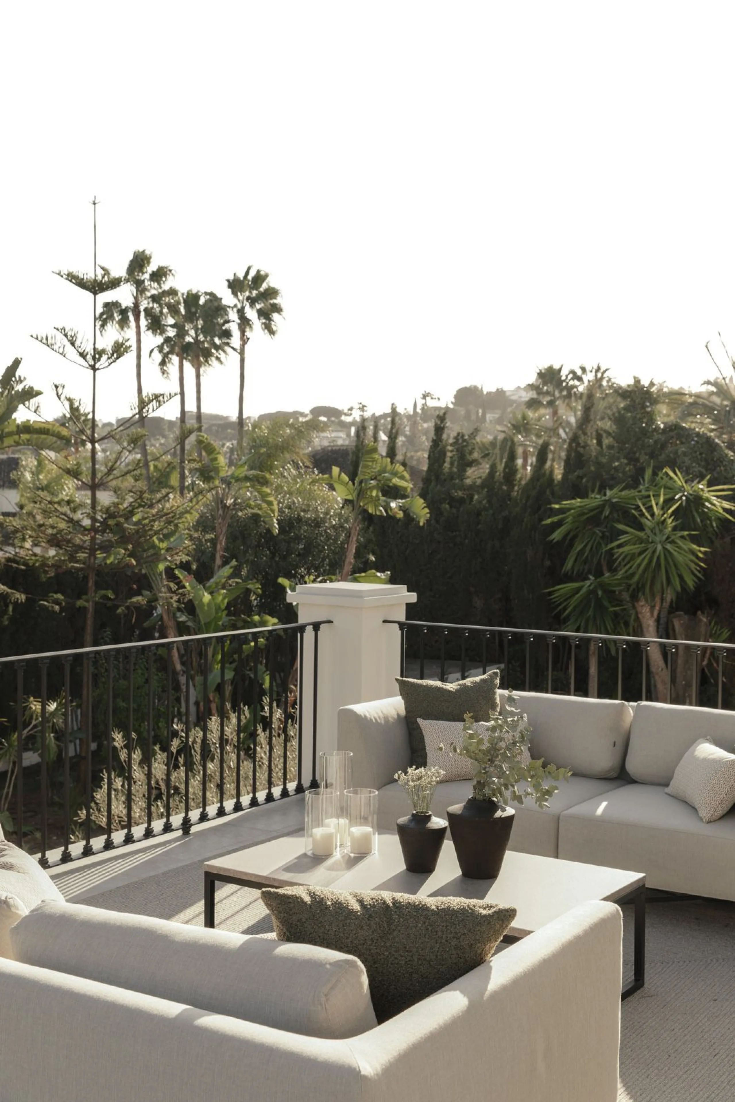 This outstanding property is a refined and soulful villa, thoughtfully crafted by renowned designers Puroform. Nestled in a prime location in Nueva Andalucía, this exquisite home perfectly blends sophisticated living with leisure and entertainment, offeri