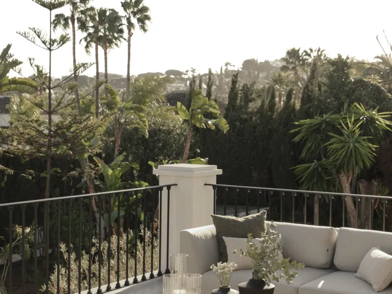This outstanding property is a refined and soulful villa, thoughtfully crafted by renowned designers Puroform. Nestled in a prime location in Nueva Andalucía, this exquisite home perfectly blends sophisticated living with leisure and entertainment, offeri