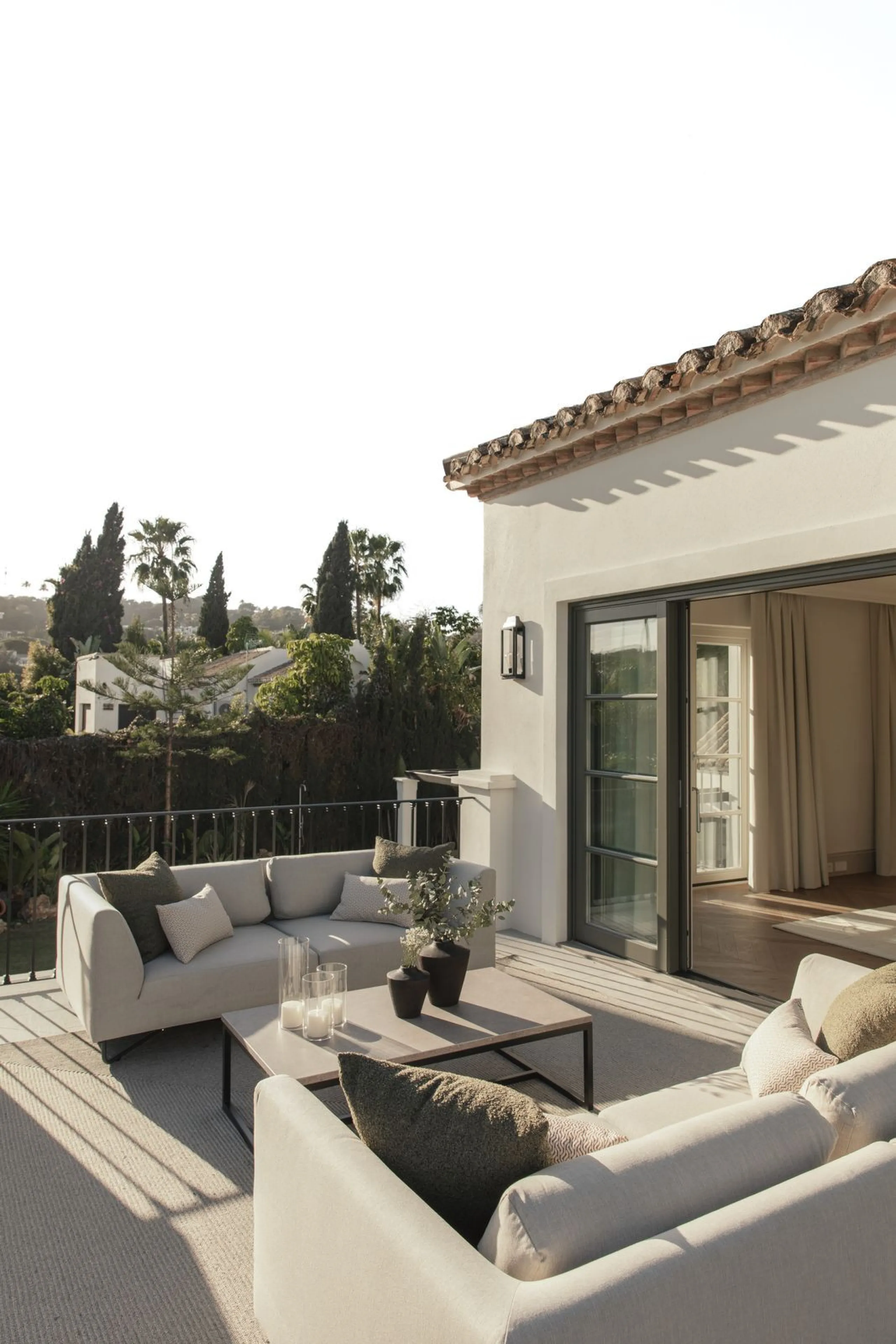 This outstanding property is a refined and soulful villa, thoughtfully crafted by renowned designers Puroform. Nestled in a prime location in Nueva Andalucía, this exquisite home perfectly blends sophisticated living with leisure and entertainment, offeri