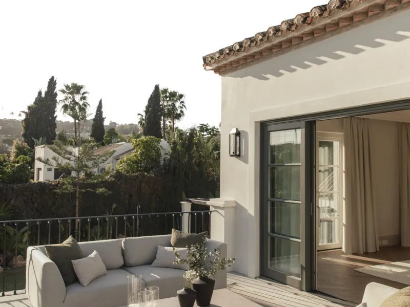 This outstanding property is a refined and soulful villa, thoughtfully crafted by renowned designers Puroform. Nestled in a prime location in Nueva Andalucía, this exquisite home perfectly blends sophisticated living with leisure and entertainment, offeri