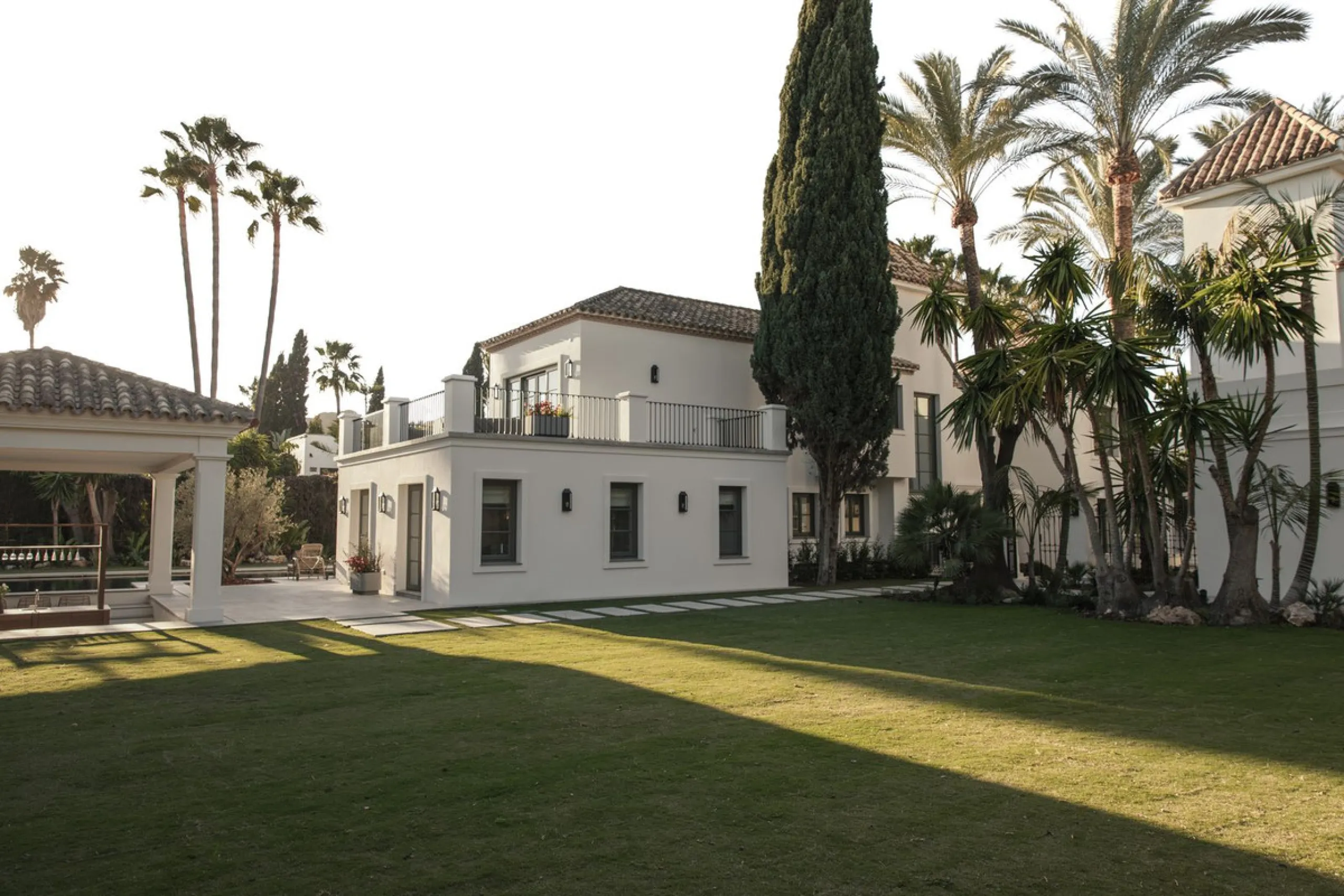 This outstanding property is a refined and soulful villa, thoughtfully crafted by renowned designers Puroform. Nestled in a prime location in Nueva Andalucía, this exquisite home perfectly blends sophisticated living with leisure and entertainment, offeri