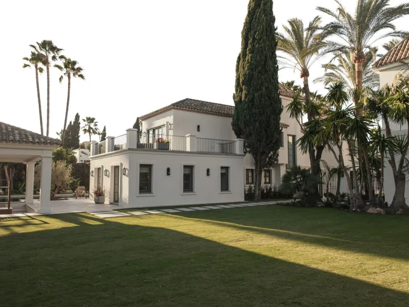 This outstanding property is a refined and soulful villa, thoughtfully crafted by renowned designers Puroform. Nestled in a prime location in Nueva Andalucía, this exquisite home perfectly blends sophisticated living with leisure and entertainment, offeri