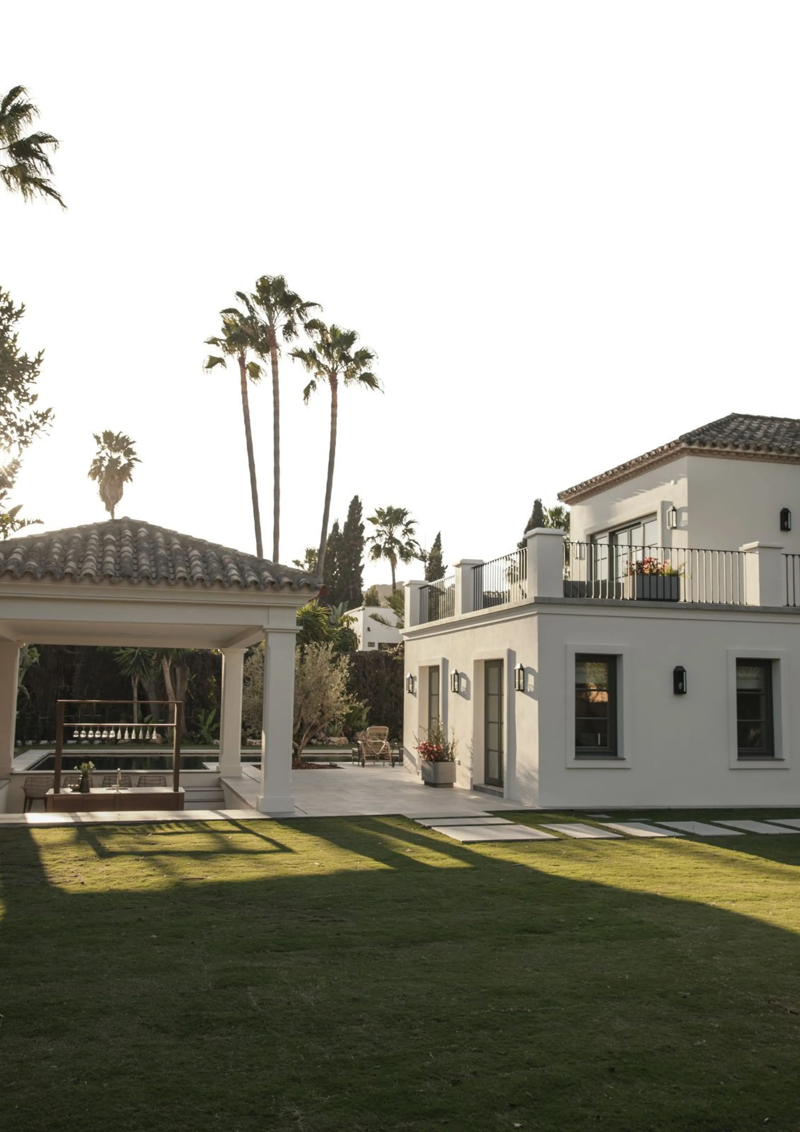 This outstanding property is a refined and soulful villa, thoughtfully crafted by renowned designers Puroform. Nestled in a prime location in Nueva Andalucía, this exquisite home perfectly blends sophisticated living with leisure and entertainment, offeri