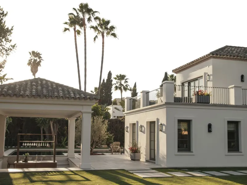 This outstanding property is a refined and soulful villa, thoughtfully crafted by renowned designers Puroform. Nestled in a prime location in Nueva Andalucía, this exquisite home perfectly blends sophisticated living with leisure and entertainment, offeri