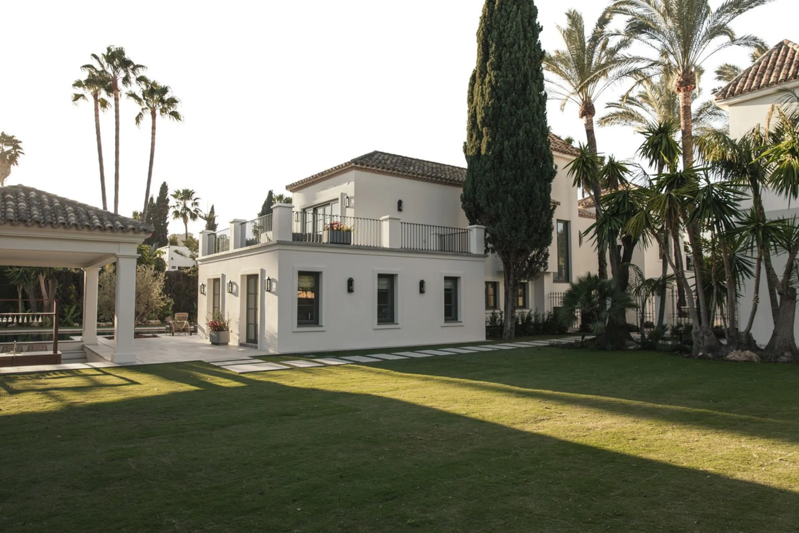 This outstanding property is a refined and soulful villa, thoughtfully crafted by renowned designers Puroform. Nestled in a prime location in Nueva Andalucía, this exquisite home perfectly blends sophisticated living with leisure and entertainment, offeri