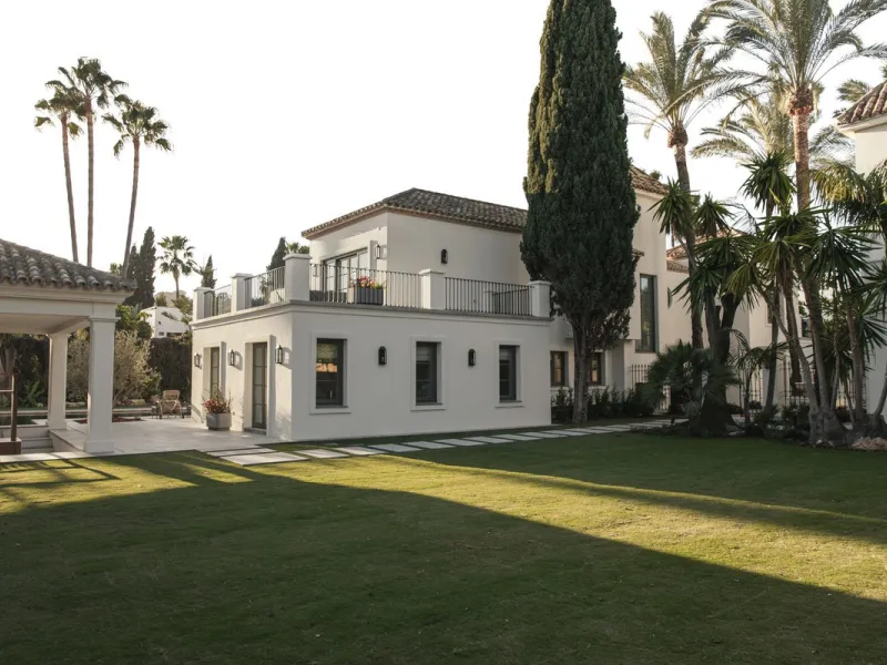 This outstanding property is a refined and soulful villa, thoughtfully crafted by renowned designers Puroform. Nestled in a prime location in Nueva Andalucía, this exquisite home perfectly blends sophisticated living with leisure and entertainment, offeri
