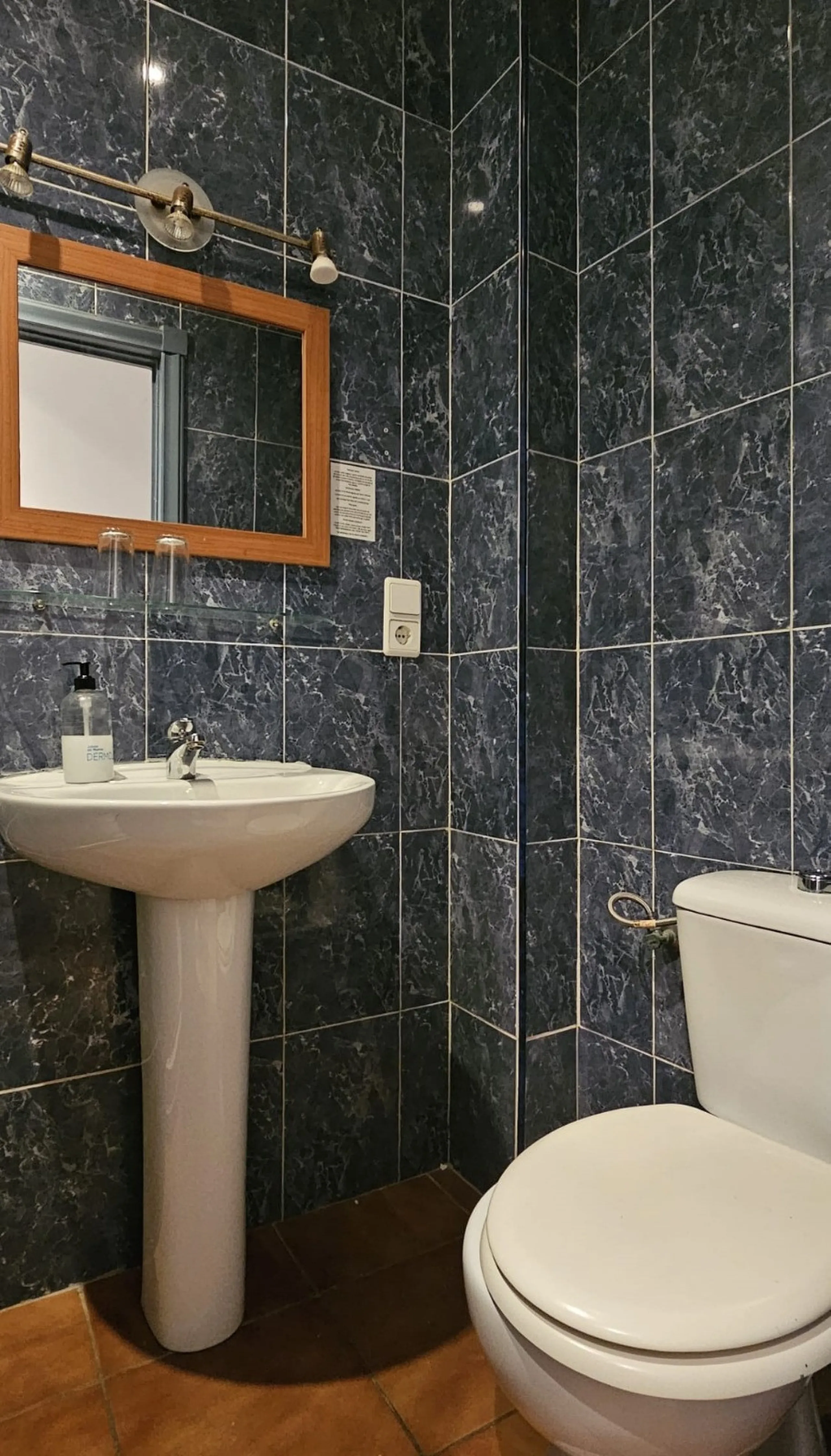 Boutique hotel located in the heart of Málaga, on a quiet street yet close to all services and amenities. It boasts 590 m² of built area and 13 rooms distributed over four floors, including a penthouse with a turret.