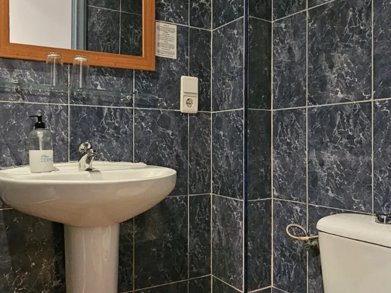 Boutique hotel located in the heart of Málaga, on a quiet street yet close to all services and amenities. It boasts 590 m² of built area and 13 rooms distributed over four floors, including a penthouse with a turret.