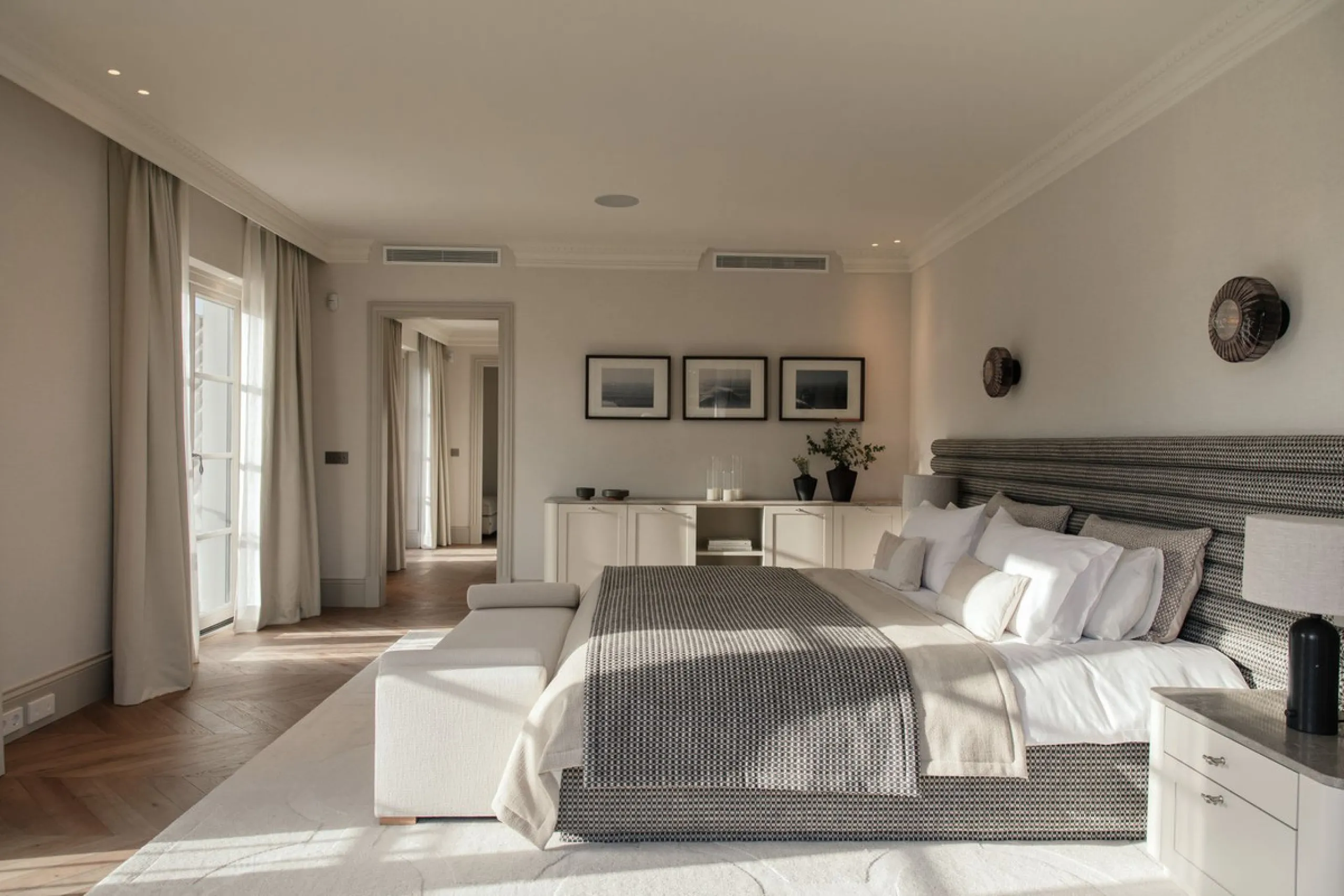 This outstanding property is a refined and soulful villa, thoughtfully crafted by renowned designers Puroform. Nestled in a prime location in Nueva Andalucía, this exquisite home perfectly blends sophisticated living with leisure and entertainment, offeri