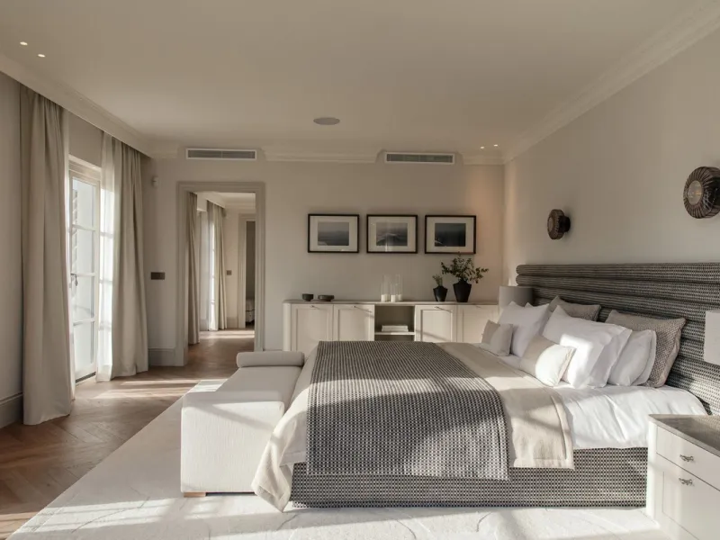 This outstanding property is a refined and soulful villa, thoughtfully crafted by renowned designers Puroform. Nestled in a prime location in Nueva Andalucía, this exquisite home perfectly blends sophisticated living with leisure and entertainment, offeri