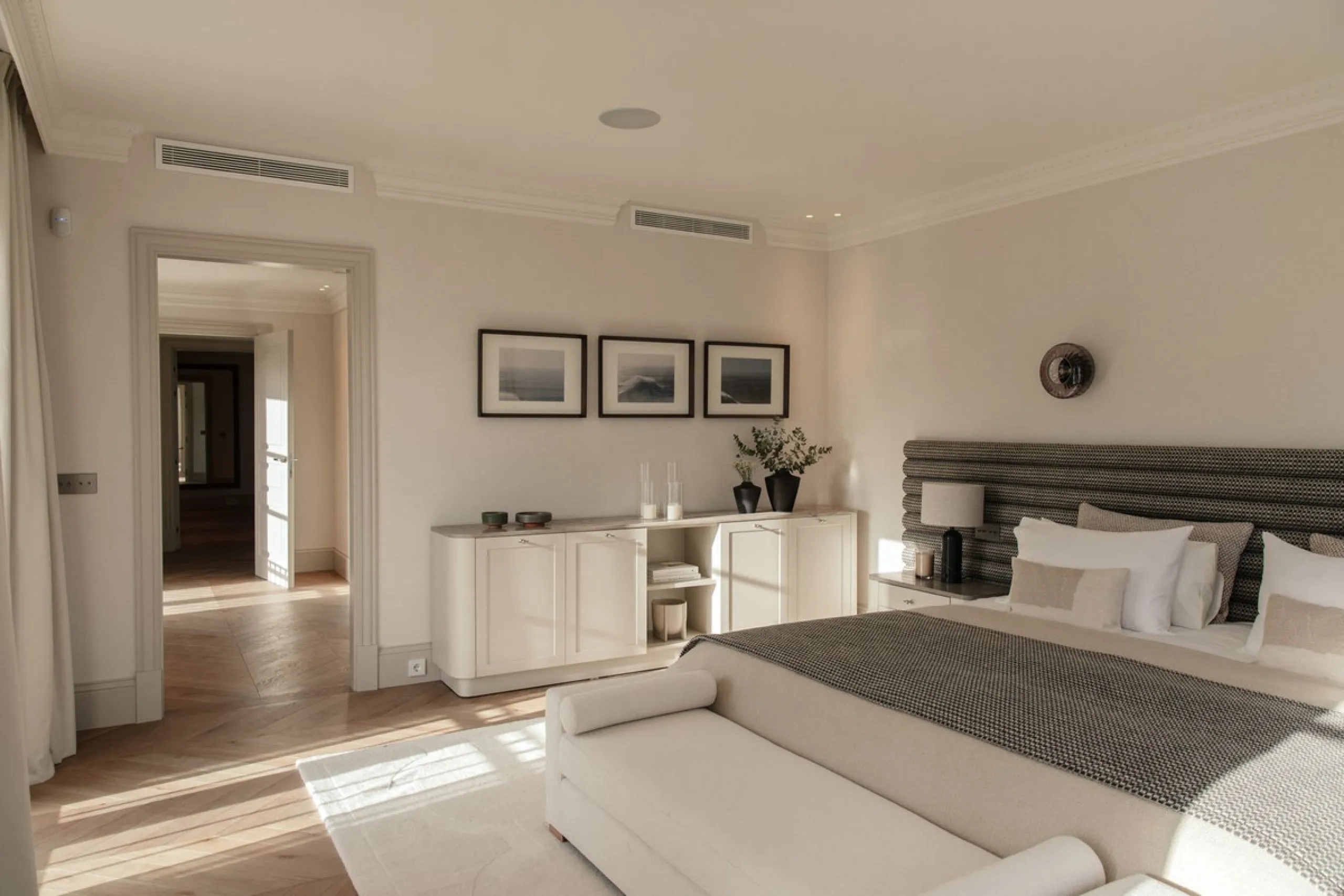 This outstanding property is a refined and soulful villa, thoughtfully crafted by renowned designers Puroform. Nestled in a prime location in Nueva Andalucía, this exquisite home perfectly blends sophisticated living with leisure and entertainment, offeri