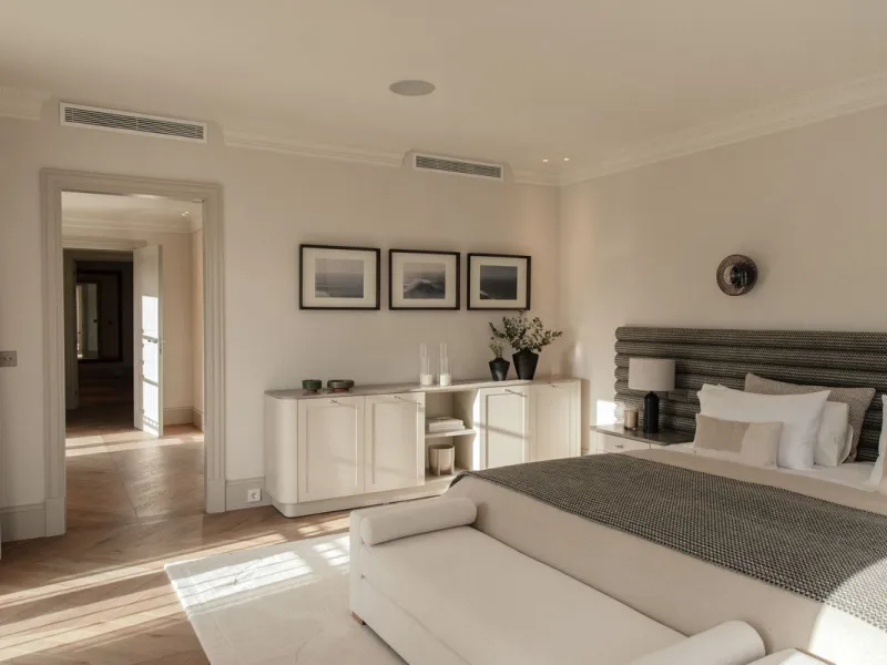 This outstanding property is a refined and soulful villa, thoughtfully crafted by renowned designers Puroform. Nestled in a prime location in Nueva Andalucía, this exquisite home perfectly blends sophisticated living with leisure and entertainment, offeri
