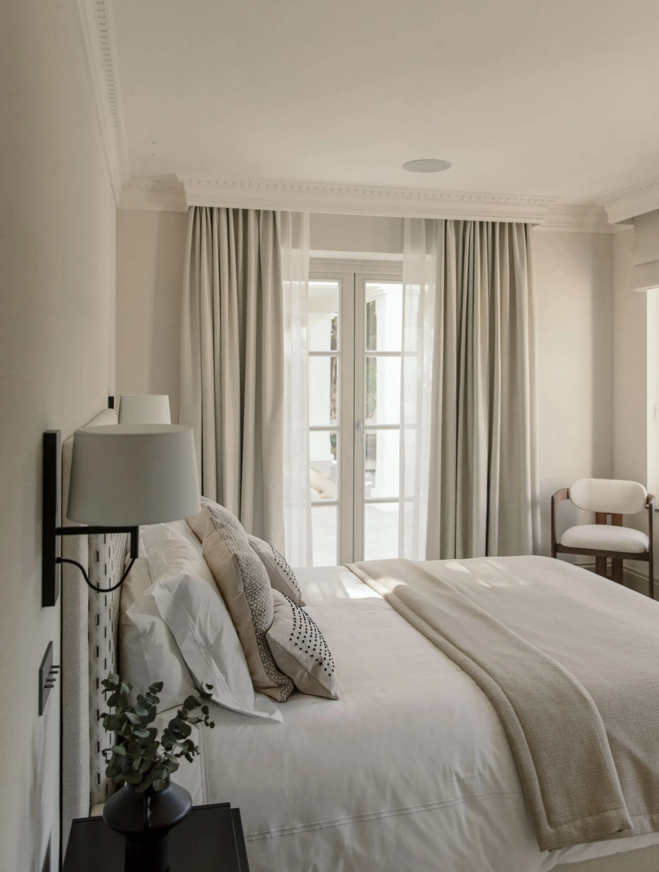 This outstanding property is a refined and soulful villa, thoughtfully crafted by renowned designers Puroform. Nestled in a prime location in Nueva Andalucía, this exquisite home perfectly blends sophisticated living with leisure and entertainment, offeri