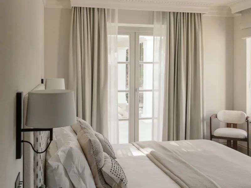 This outstanding property is a refined and soulful villa, thoughtfully crafted by renowned designers Puroform. Nestled in a prime location in Nueva Andalucía, this exquisite home perfectly blends sophisticated living with leisure and entertainment, offeri