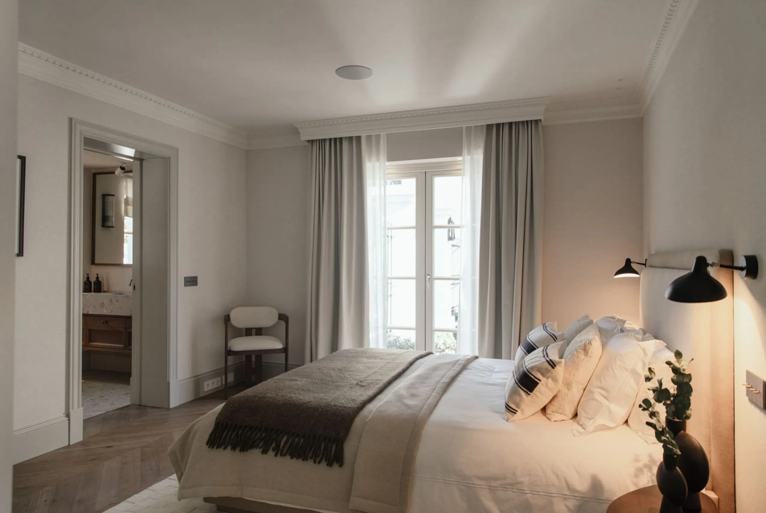 This outstanding property is a refined and soulful villa, thoughtfully crafted by renowned designers Puroform. Nestled in a prime location in Nueva Andalucía, this exquisite home perfectly blends sophisticated living with leisure and entertainment, offeri