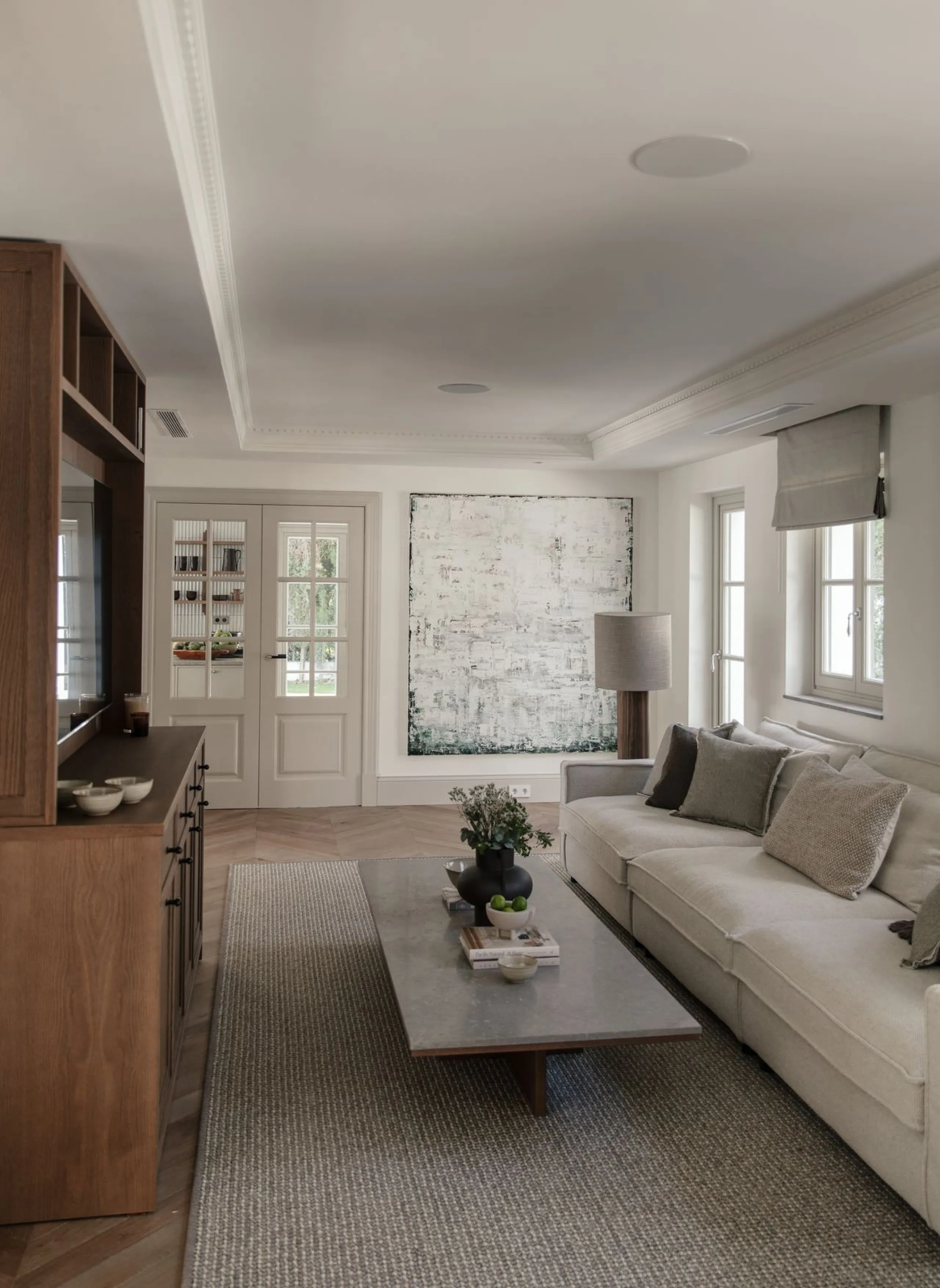 This outstanding property is a refined and soulful villa, thoughtfully crafted by renowned designers Puroform. Nestled in a prime location in Nueva Andalucía, this exquisite home perfectly blends sophisticated living with leisure and entertainment, offeri