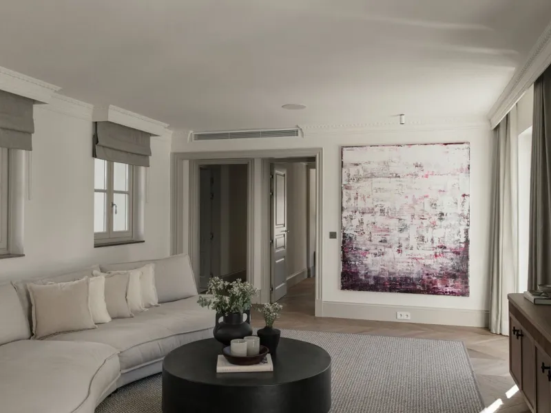This outstanding property is a refined and soulful villa, thoughtfully crafted by renowned designers Puroform. Nestled in a prime location in Nueva Andalucía, this exquisite home perfectly blends sophisticated living with leisure and entertainment, offeri