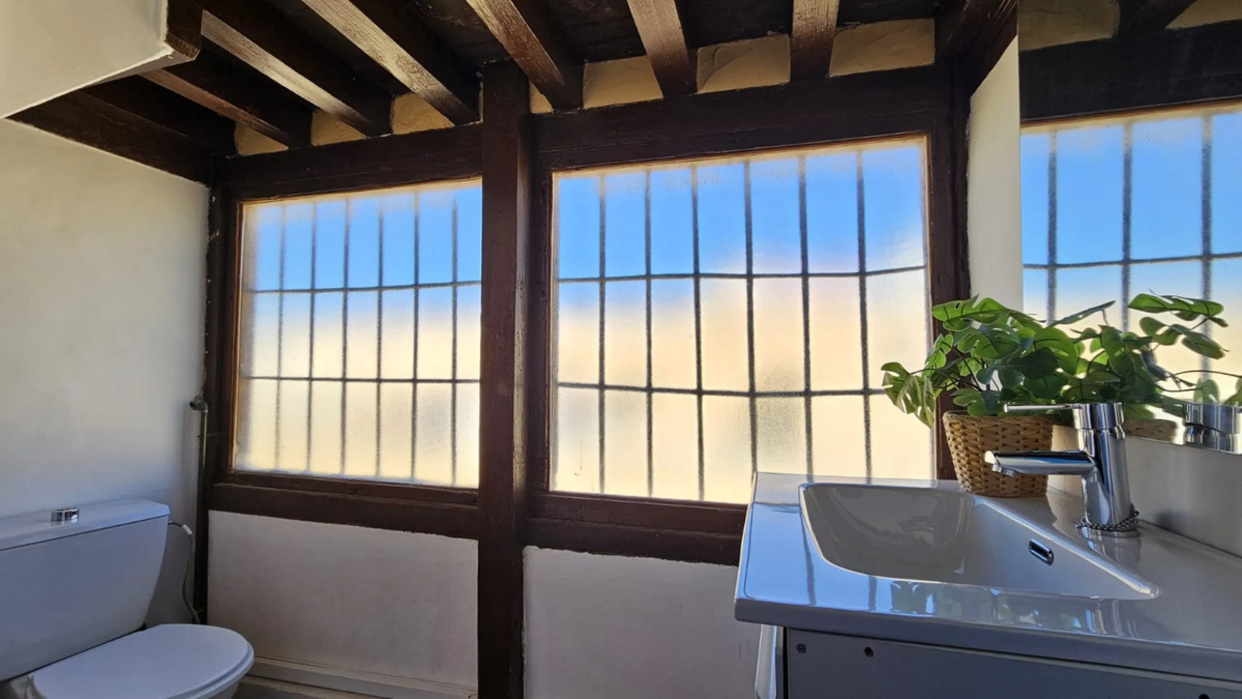 Boutique hotel located in the heart of Málaga, on a quiet street yet close to all services and amenities. It boasts 590 m² of built area and 13 rooms distributed over four floors, including a penthouse with a turret.