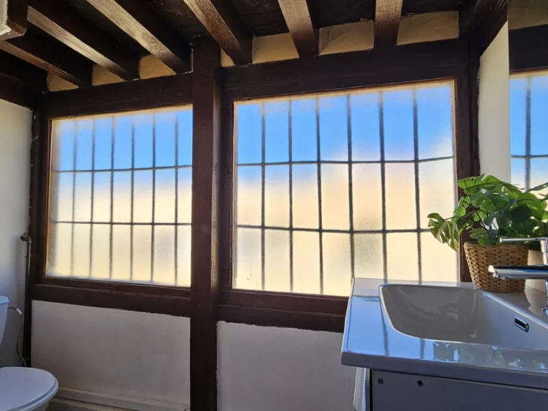 Boutique hotel located in the heart of Málaga, on a quiet street yet close to all services and amenities. It boasts 590 m² of built area and 13 rooms distributed over four floors, including a penthouse with a turret.