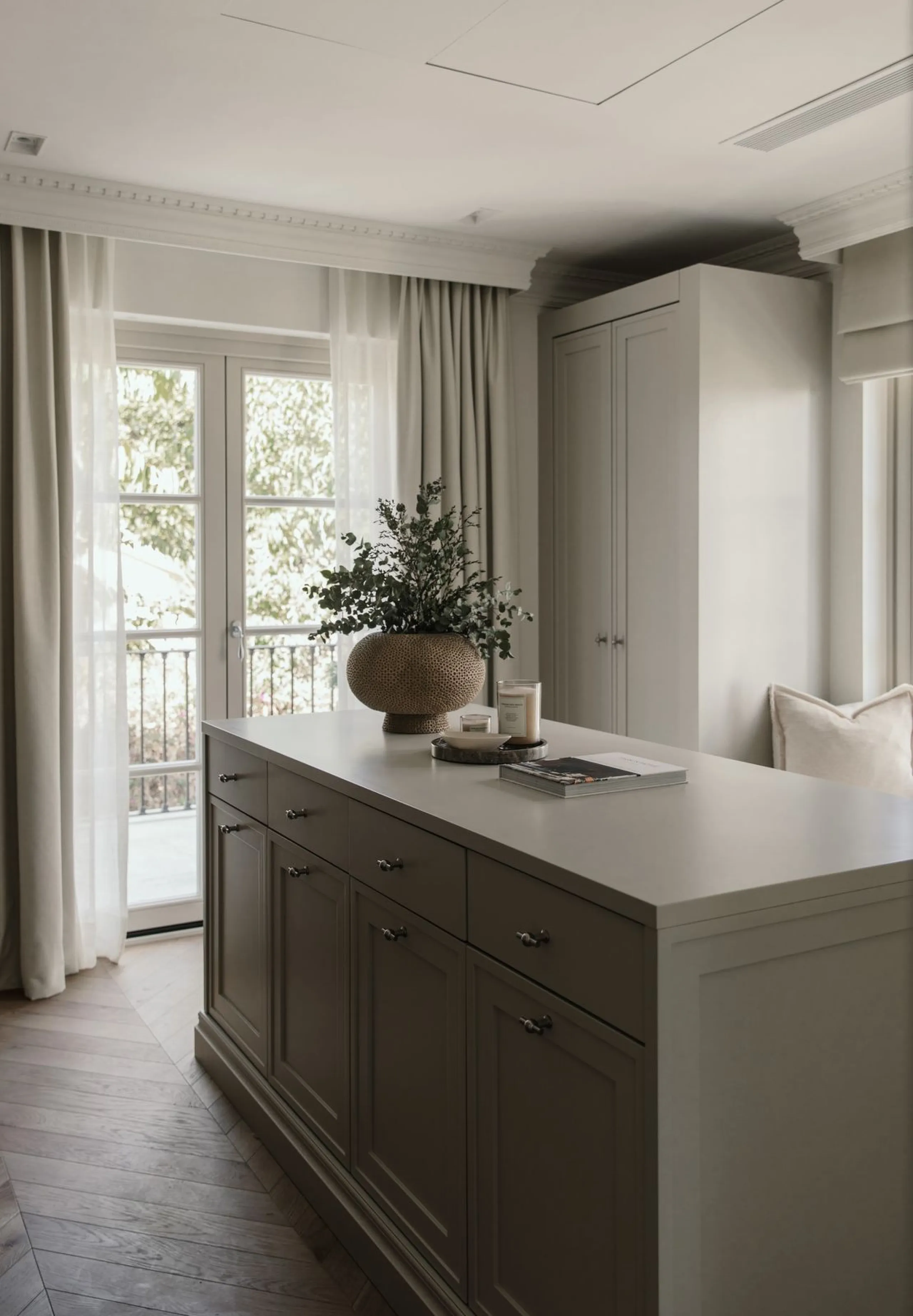 This outstanding property is a refined and soulful villa, thoughtfully crafted by renowned designers Puroform. Nestled in a prime location in Nueva Andalucía, this exquisite home perfectly blends sophisticated living with leisure and entertainment, offeri