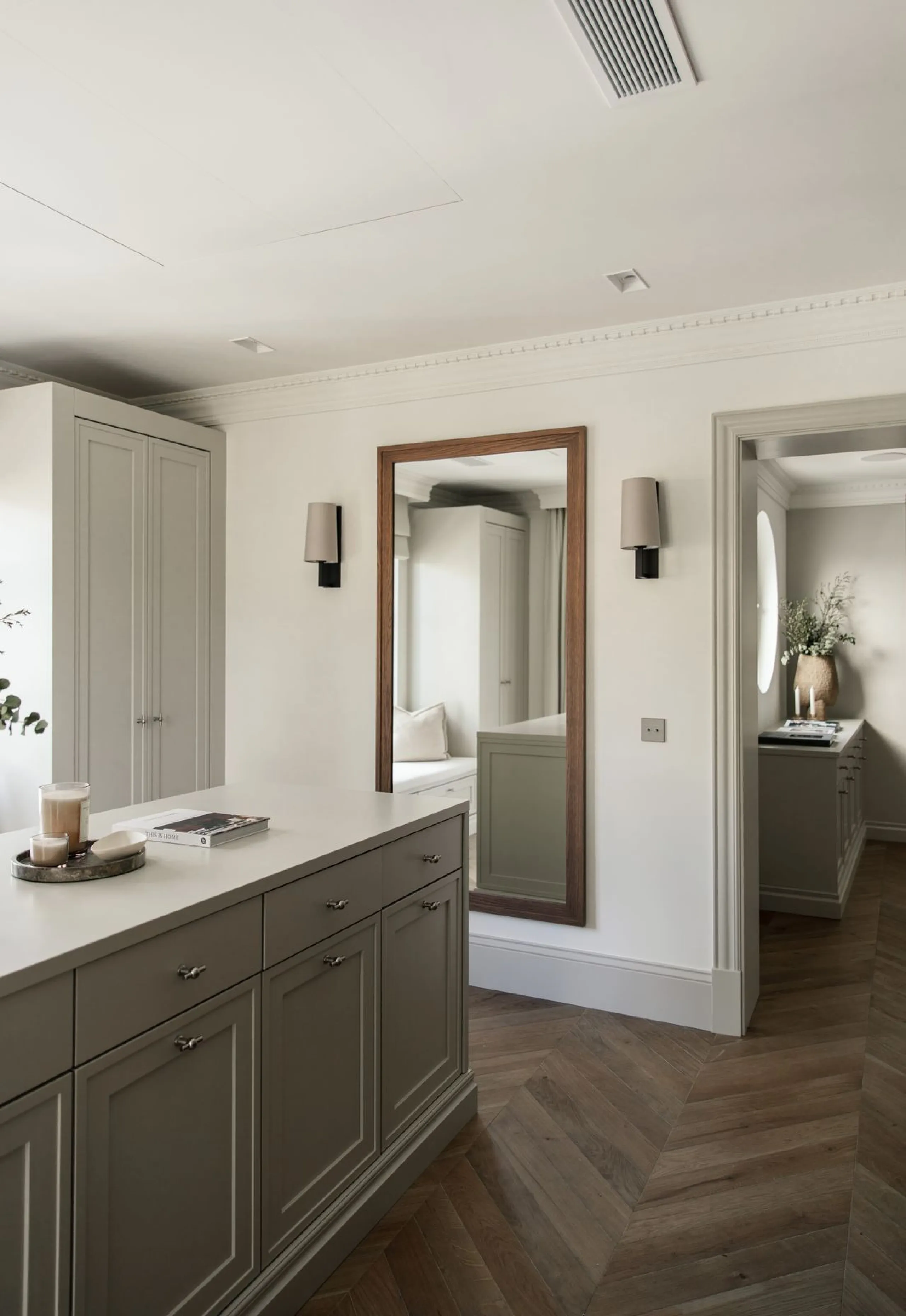 This outstanding property is a refined and soulful villa, thoughtfully crafted by renowned designers Puroform. Nestled in a prime location in Nueva Andalucía, this exquisite home perfectly blends sophisticated living with leisure and entertainment, offeri