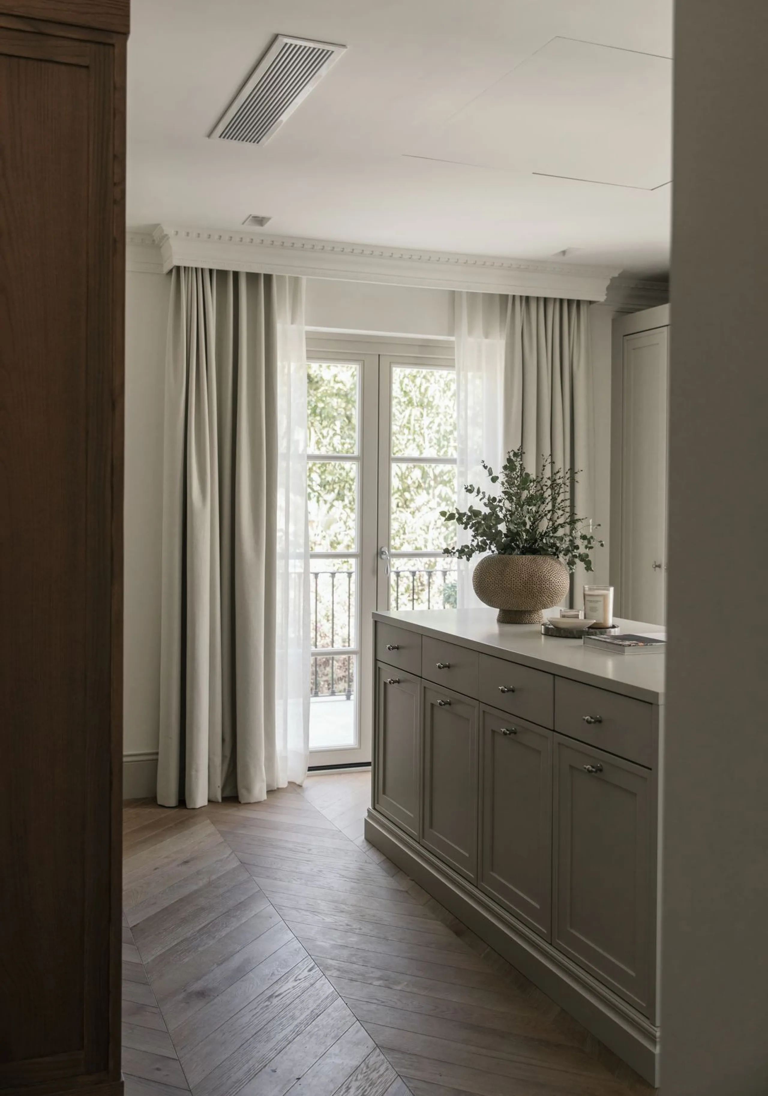 This outstanding property is a refined and soulful villa, thoughtfully crafted by renowned designers Puroform. Nestled in a prime location in Nueva Andalucía, this exquisite home perfectly blends sophisticated living with leisure and entertainment, offeri