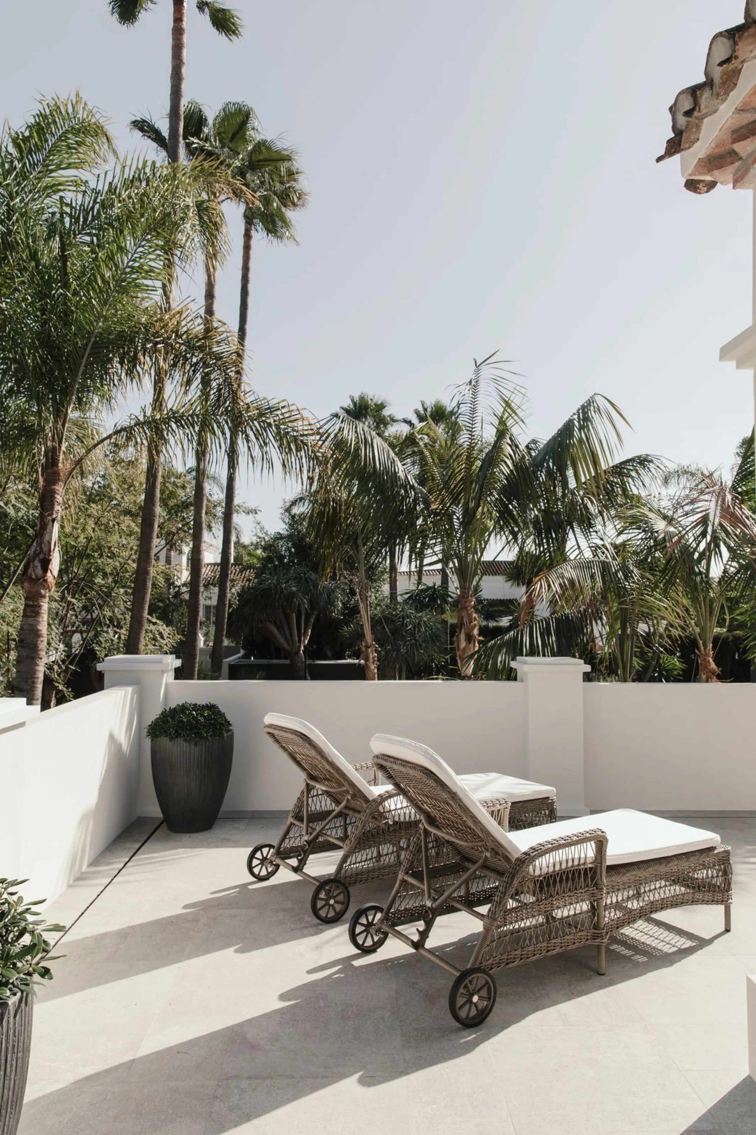 This outstanding property is a refined and soulful villa, thoughtfully crafted by renowned designers Puroform. Nestled in a prime location in Nueva Andalucía, this exquisite home perfectly blends sophisticated living with leisure and entertainment, offeri