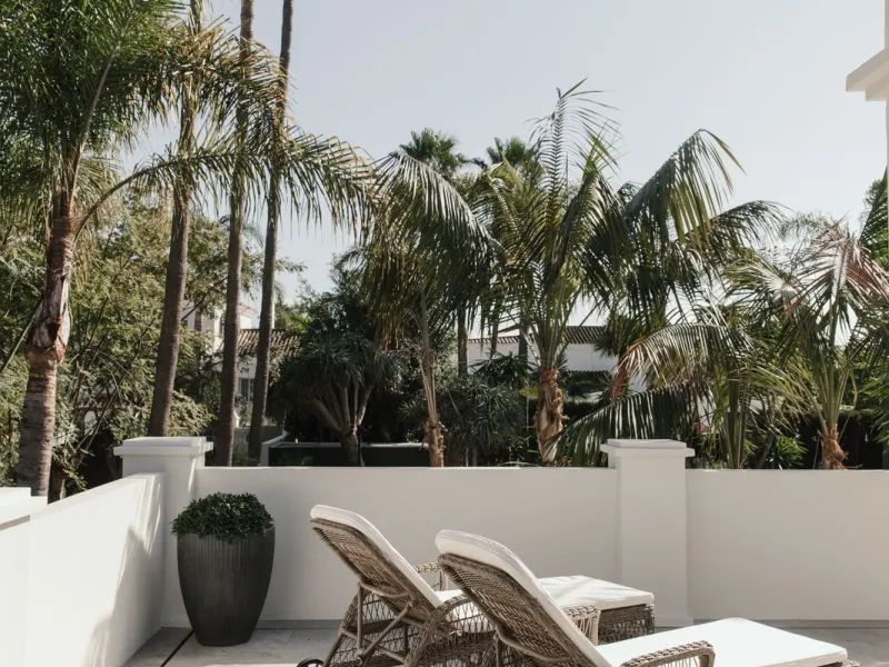 This outstanding property is a refined and soulful villa, thoughtfully crafted by renowned designers Puroform. Nestled in a prime location in Nueva Andalucía, this exquisite home perfectly blends sophisticated living with leisure and entertainment, offeri