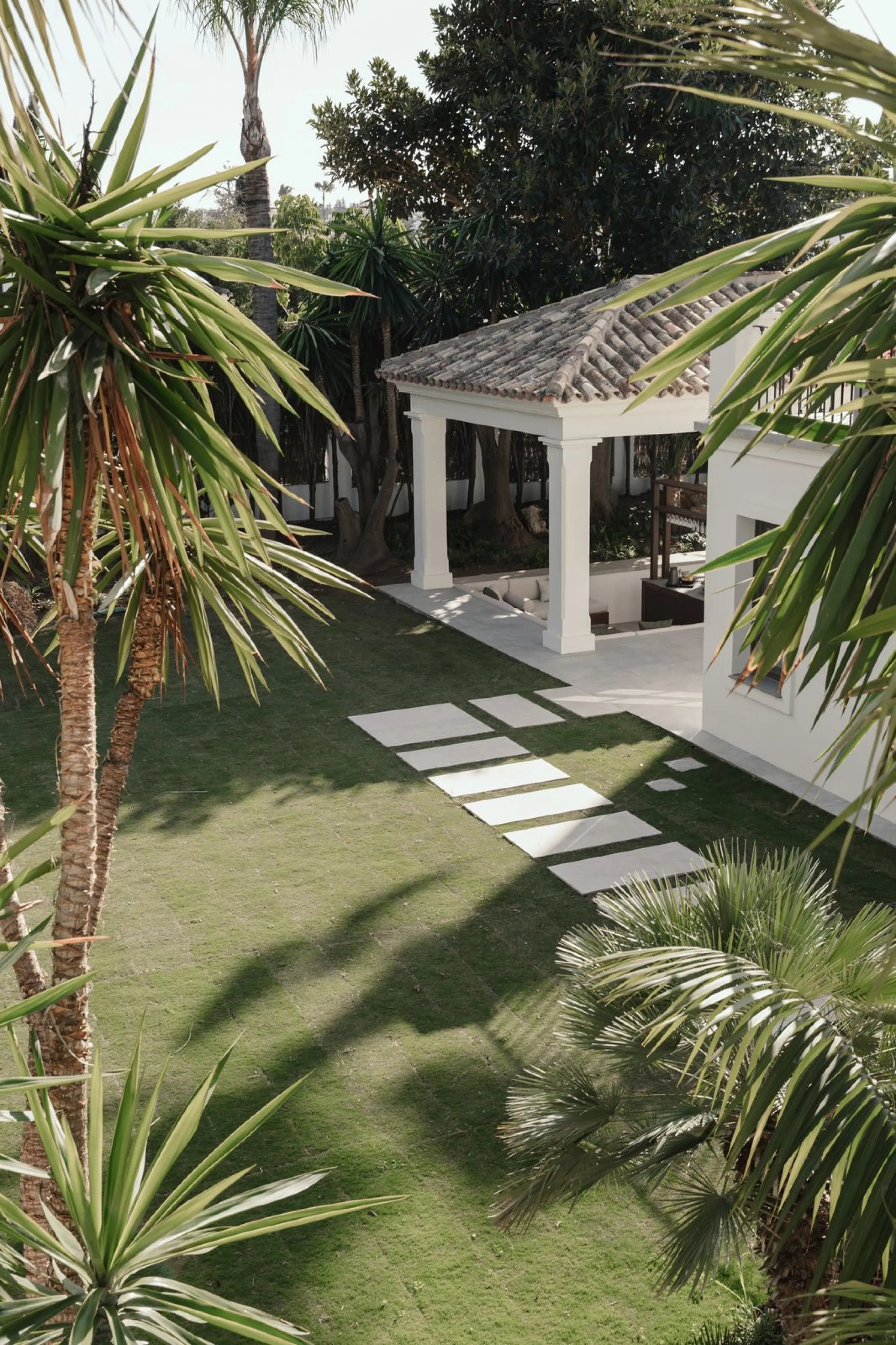 This outstanding property is a refined and soulful villa, thoughtfully crafted by renowned designers Puroform. Nestled in a prime location in Nueva Andalucía, this exquisite home perfectly blends sophisticated living with leisure and entertainment, offeri