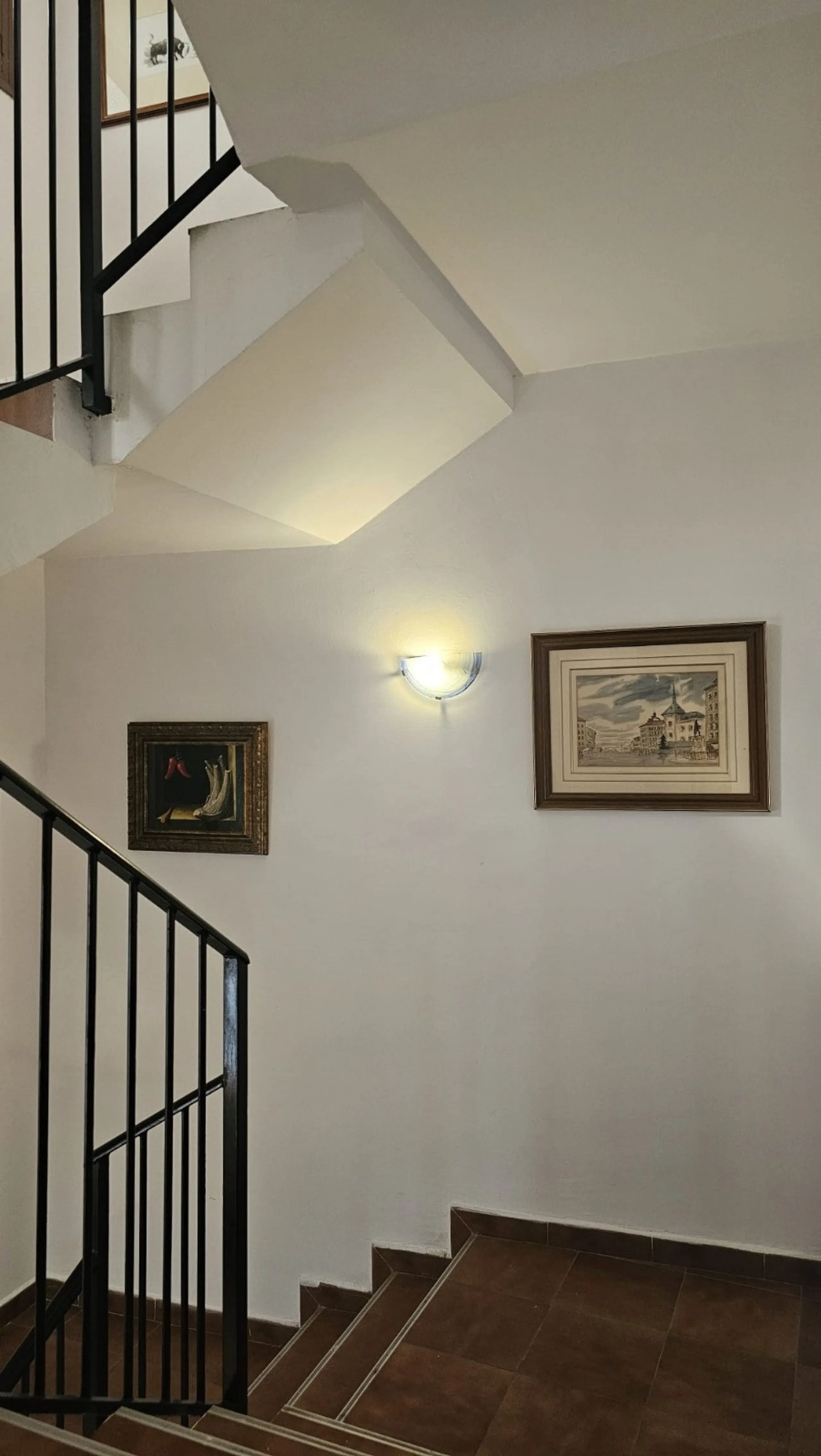Boutique hotel located in the heart of Málaga, on a quiet street yet close to all services and amenities. It boasts 590 m² of built area and 13 rooms distributed over four floors, including a penthouse with a turret.