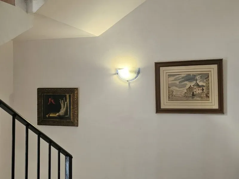Boutique hotel located in the heart of Málaga, on a quiet street yet close to all services and amenities. It boasts 590 m² of built area and 13 rooms distributed over four floors, including a penthouse with a turret.