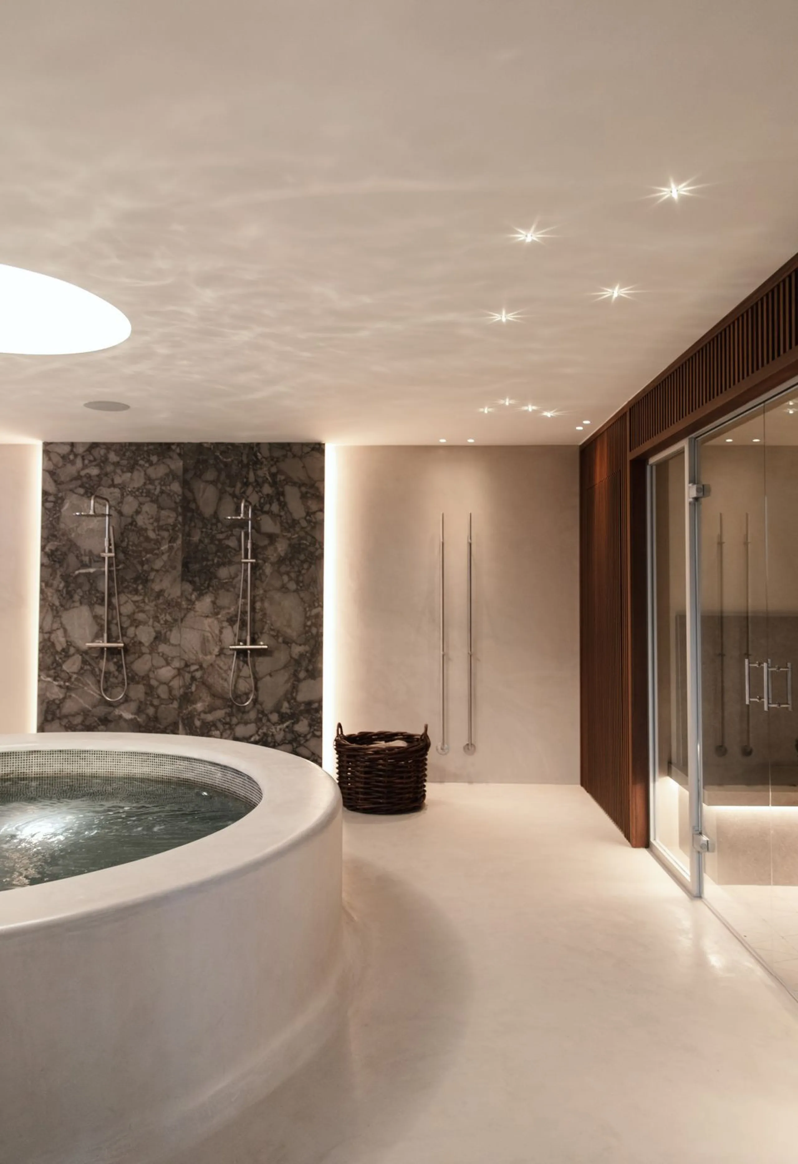 This outstanding property is a refined and soulful villa, thoughtfully crafted by renowned designers Puroform. Nestled in a prime location in Nueva Andalucía, this exquisite home perfectly blends sophisticated living with leisure and entertainment, offeri
