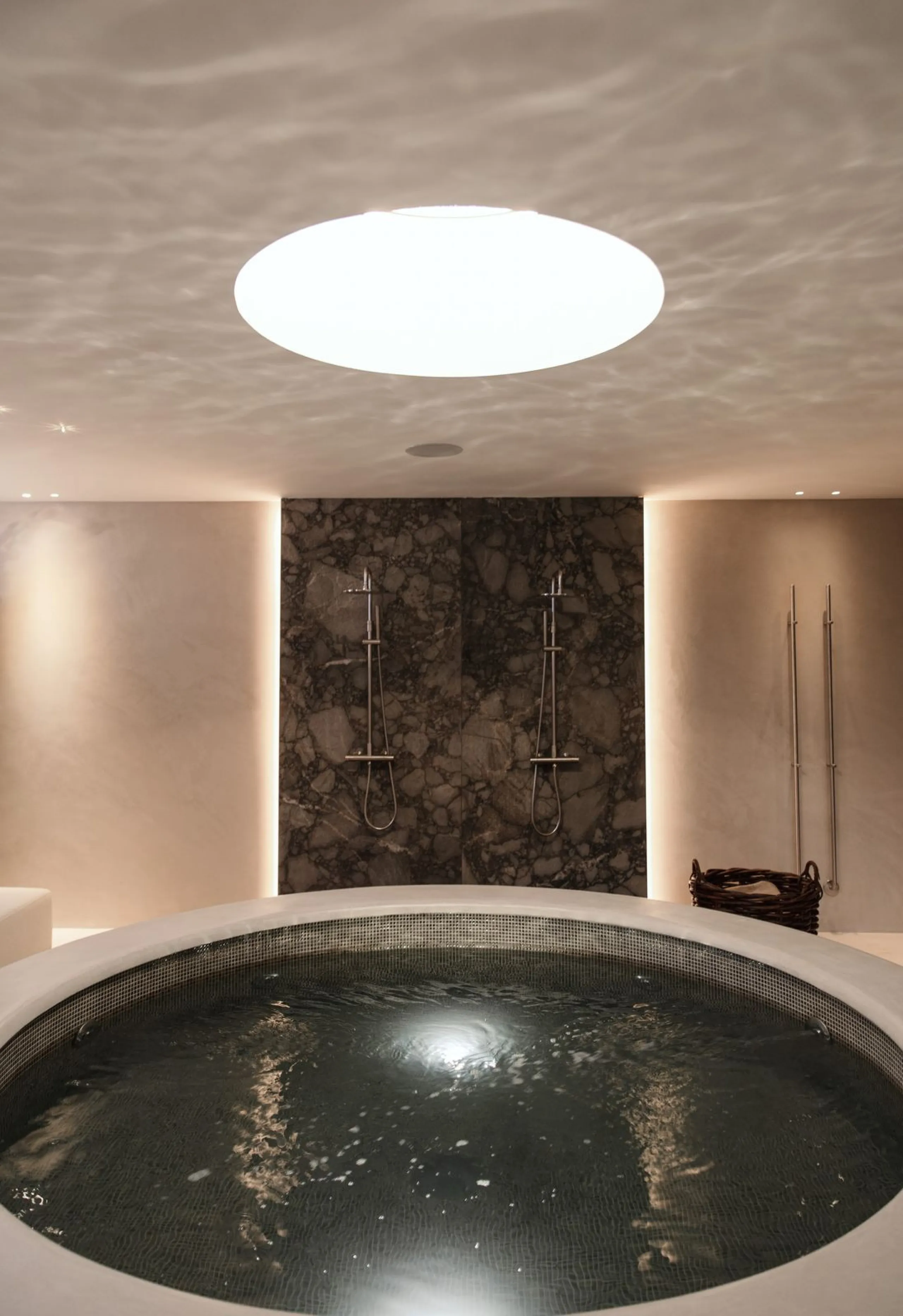 This outstanding property is a refined and soulful villa, thoughtfully crafted by renowned designers Puroform. Nestled in a prime location in Nueva Andalucía, this exquisite home perfectly blends sophisticated living with leisure and entertainment, offeri